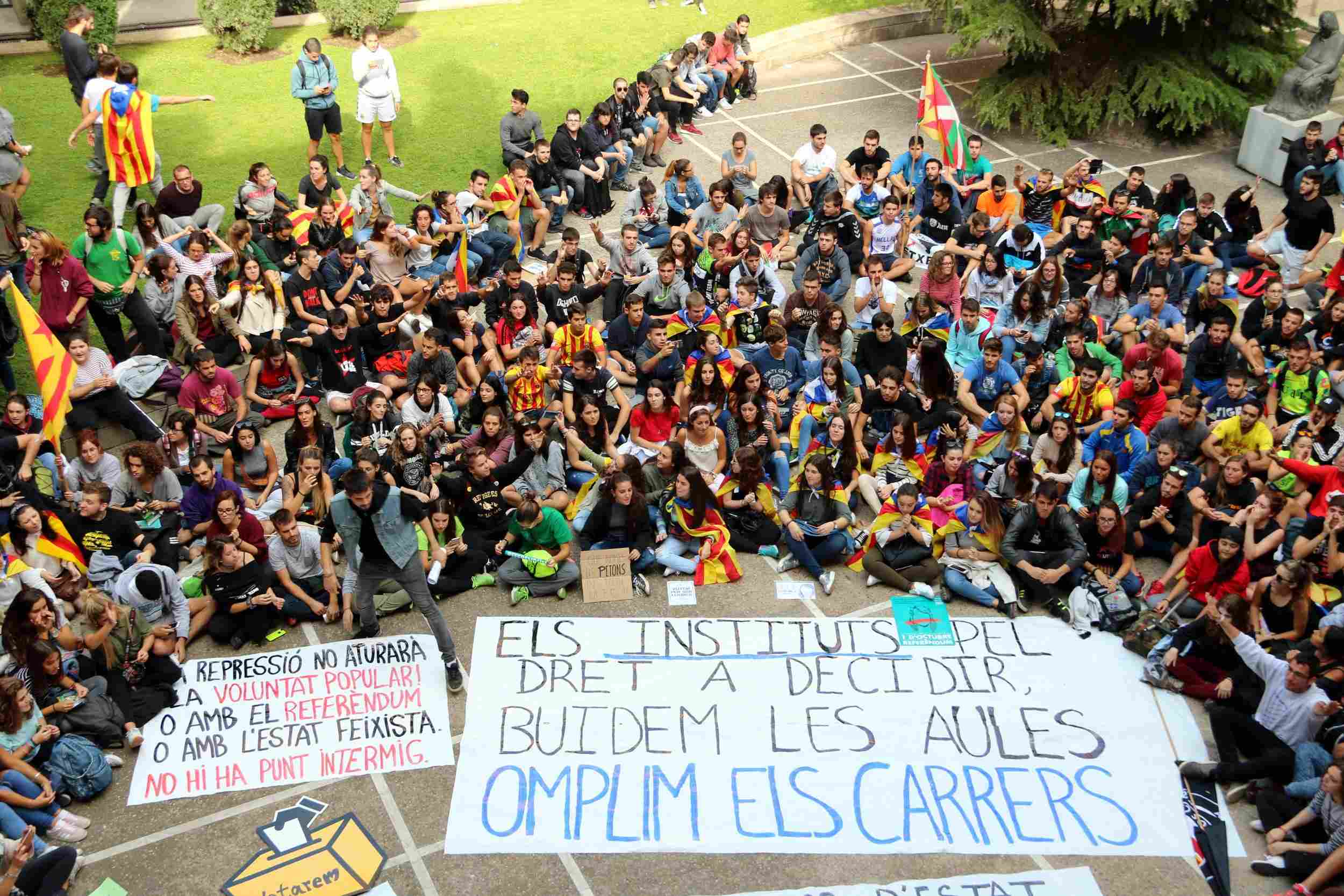 Los universitarios llenan las calles a punto para un "parón general"