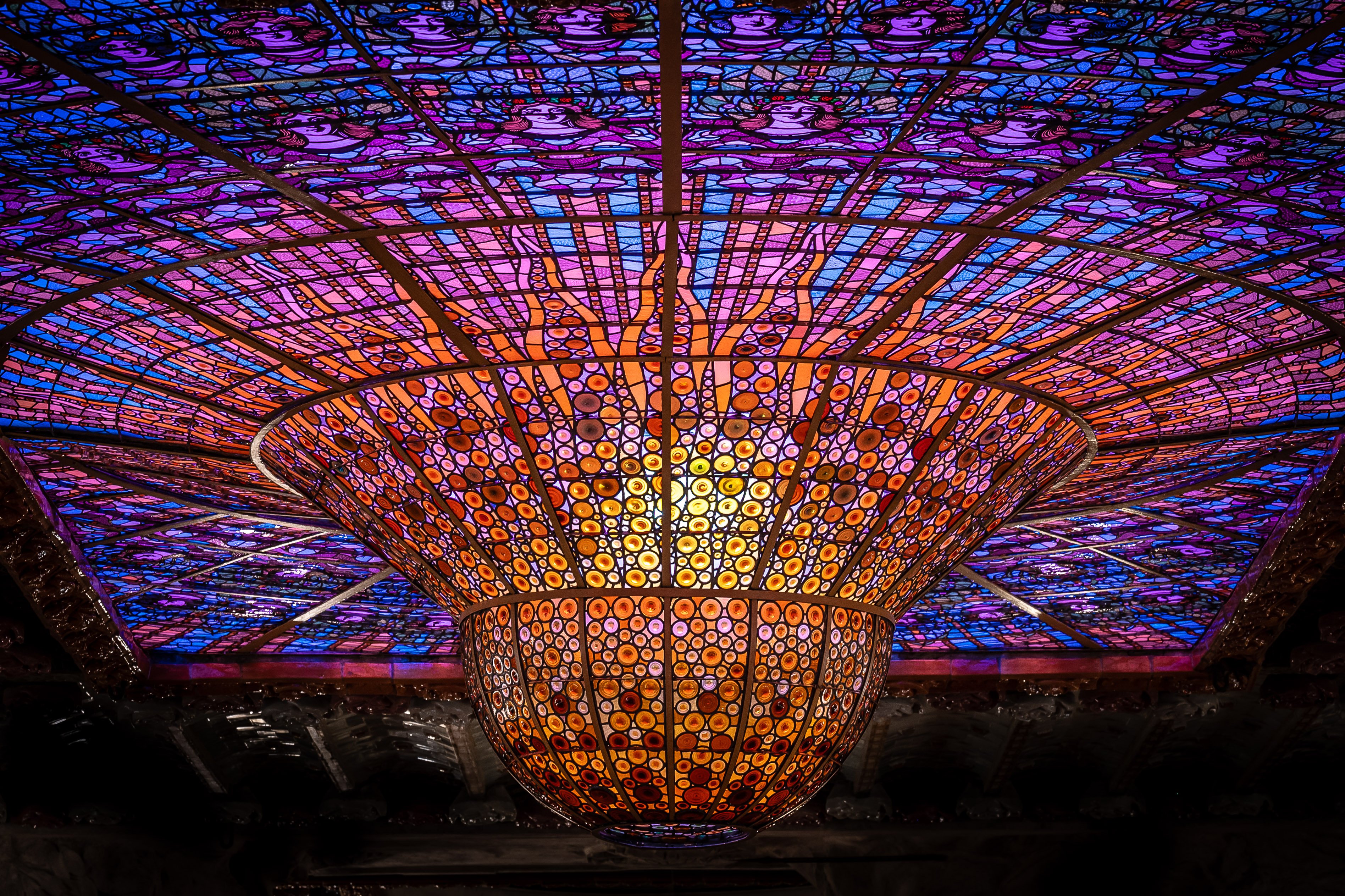 El espectacular lucernario del Palau de la Música Catalana estrena un nuevo sistema de iluminación