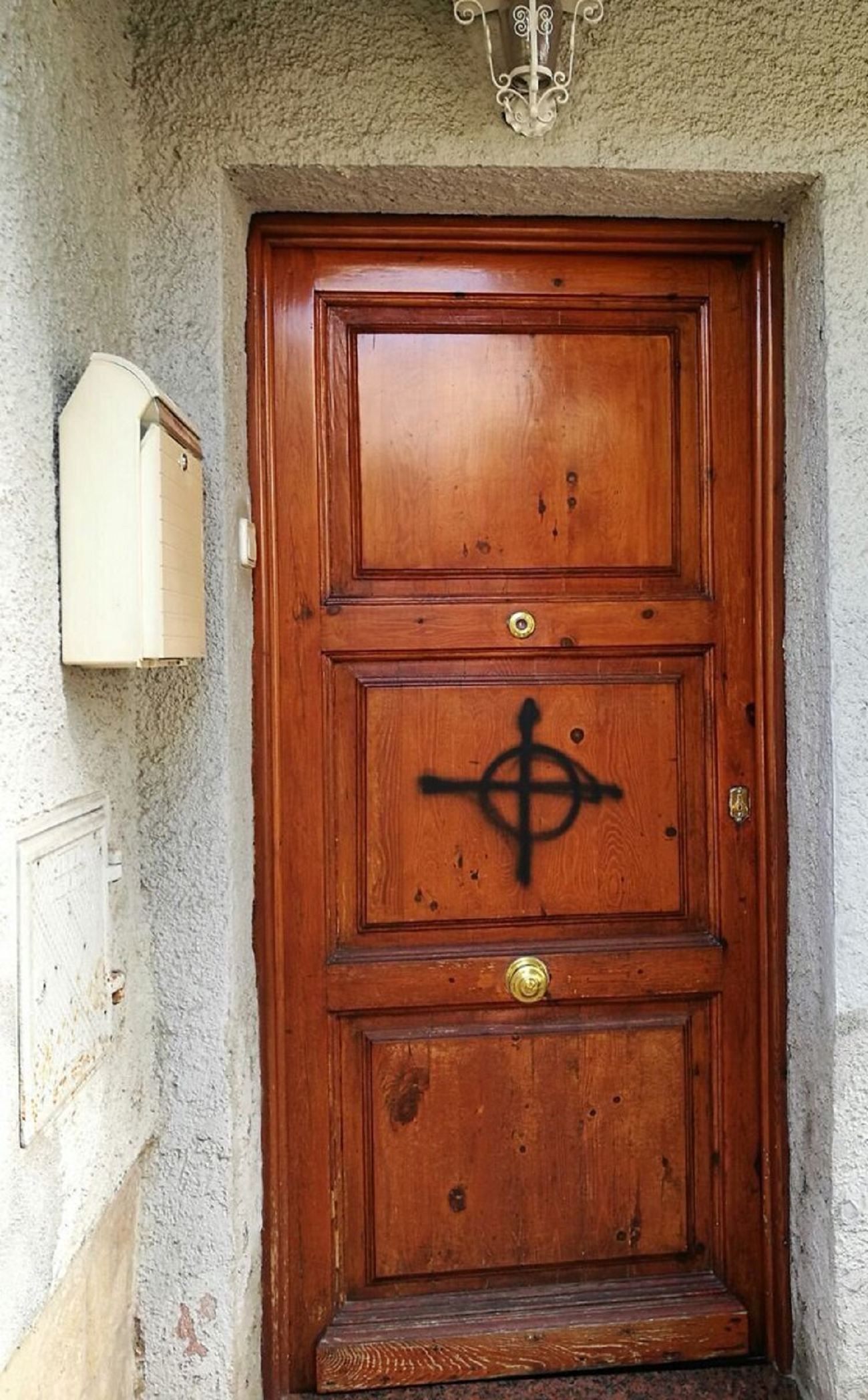 Señalan con cruces nazis las puertas de dos militantes de ERC en Sabadell