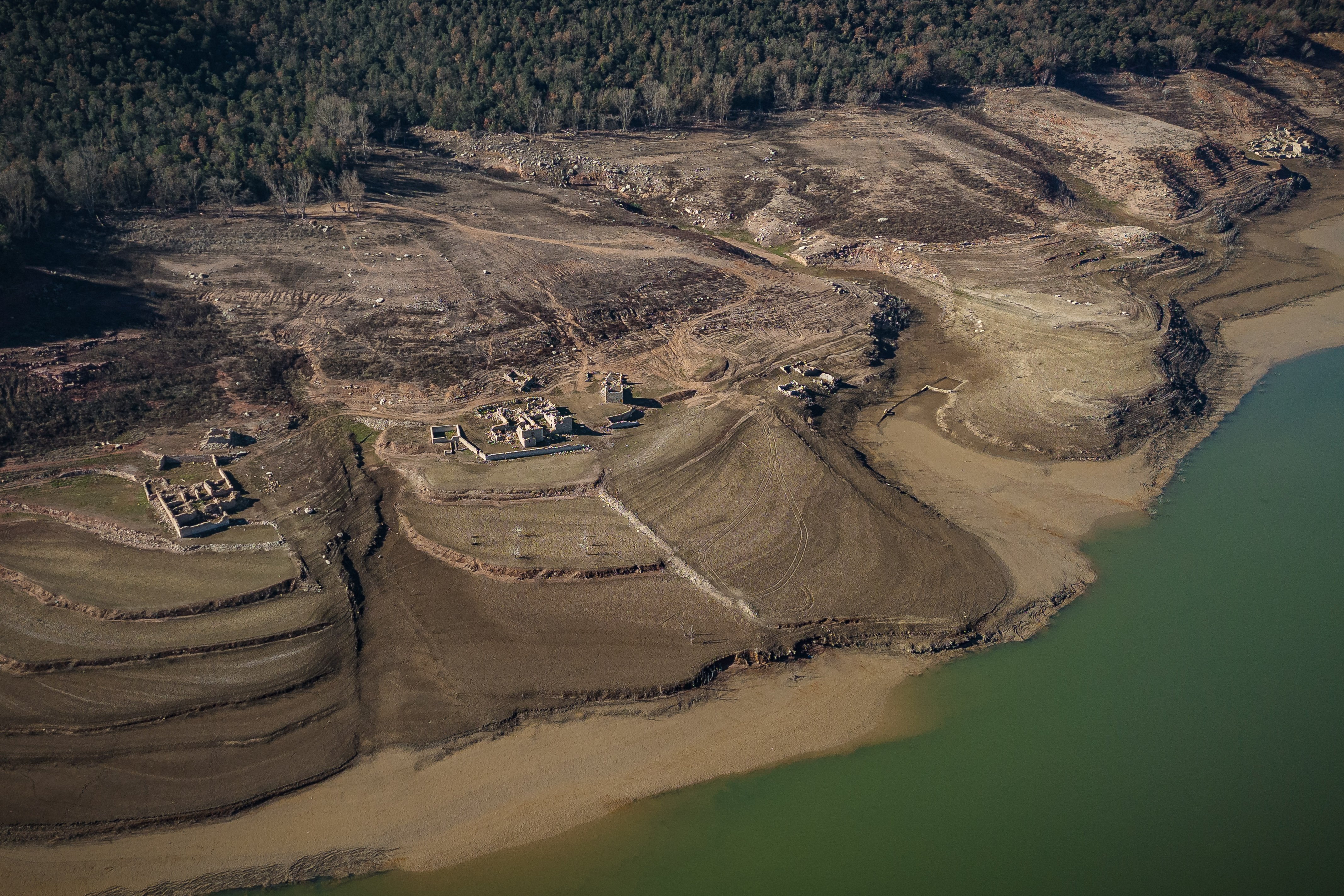 Les imatges del pantà de Sau a vista de dron esgarrifen: només té el 4,74% d’aigua, el seu mínim històric