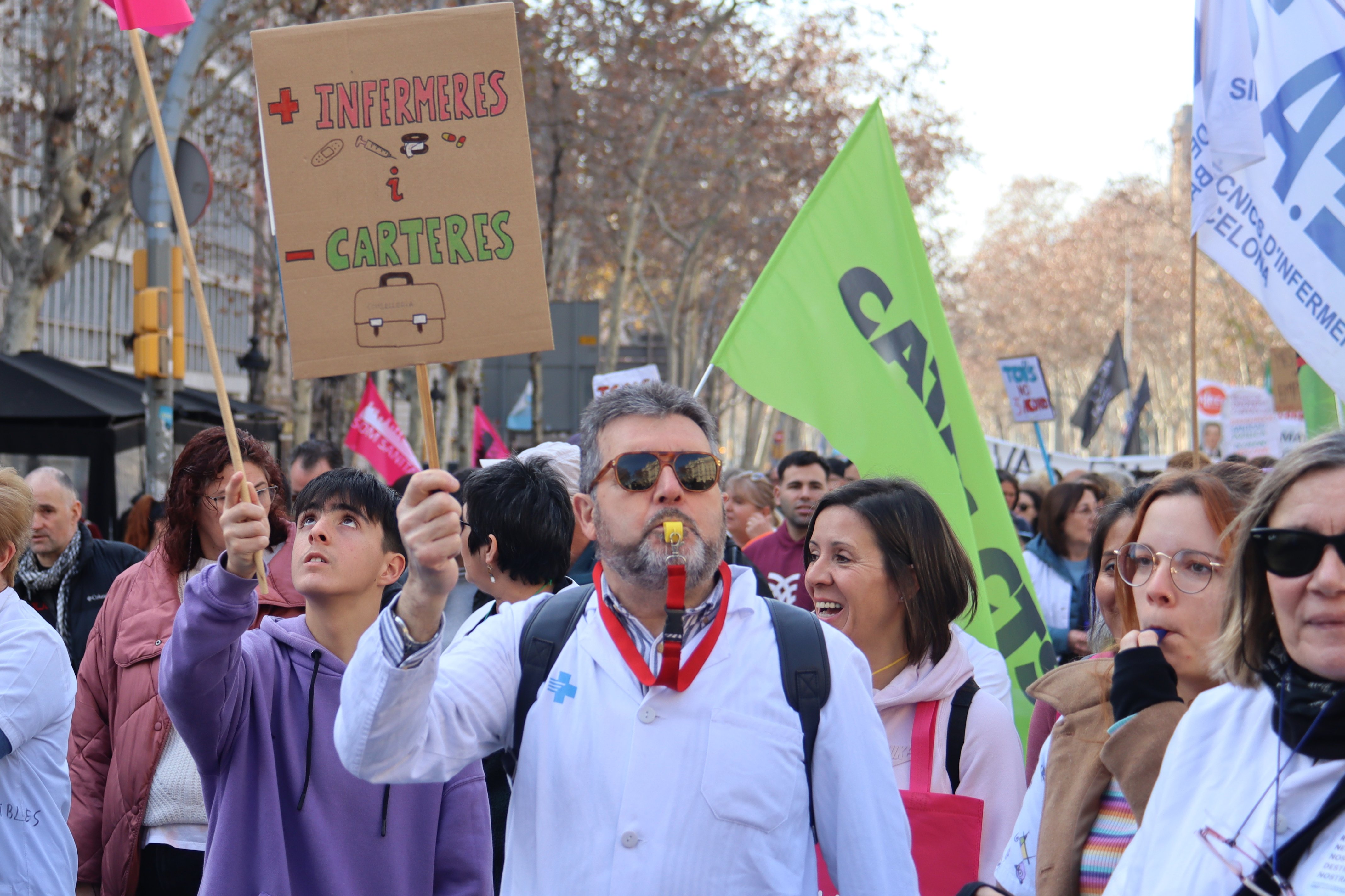 Un millar de sanitarios protestan en Barcelona contra el convenio del ICS