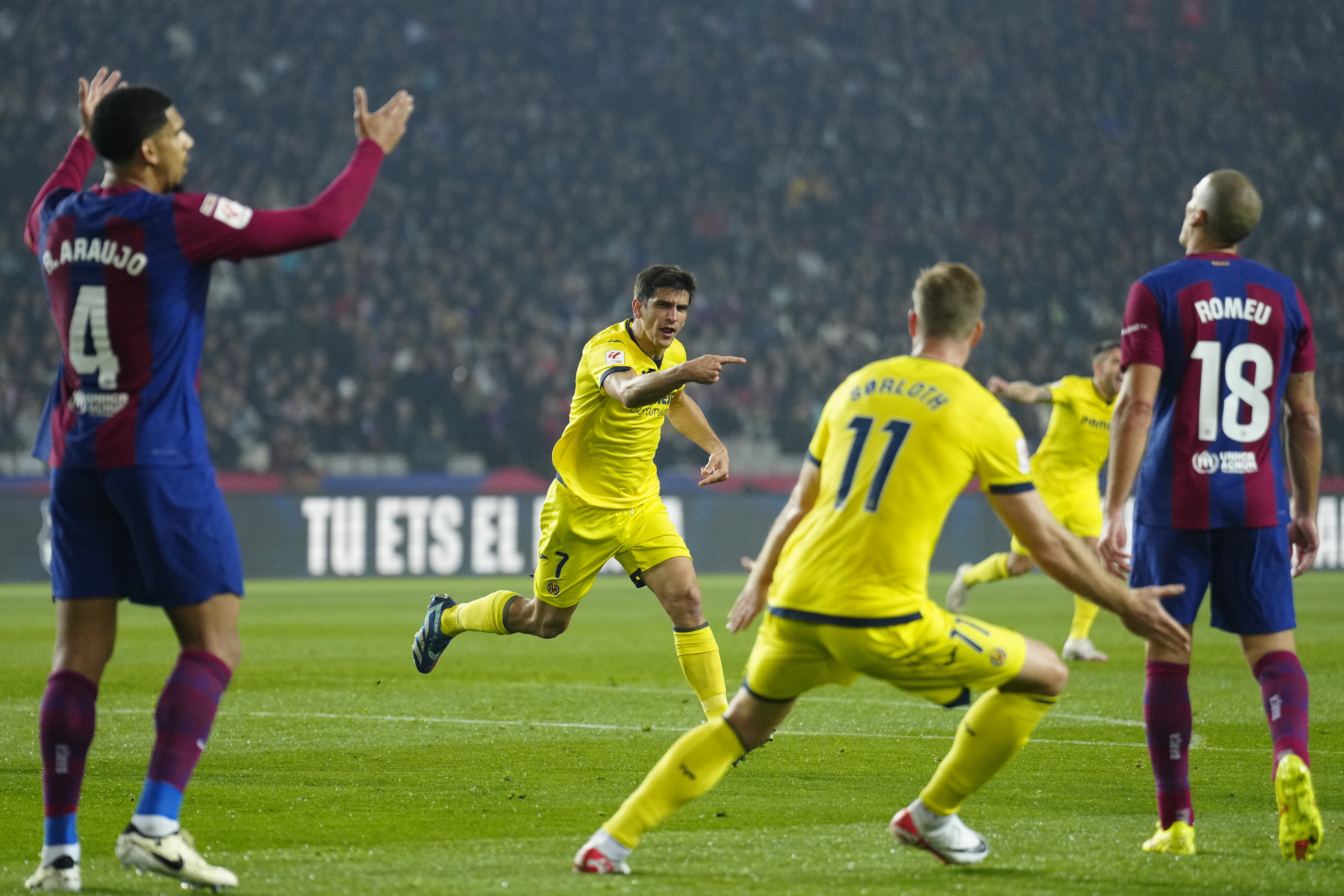 El Vila-real furga a la ferida del Barça i li deixa la Lliga pràcticament impossible (3-5)