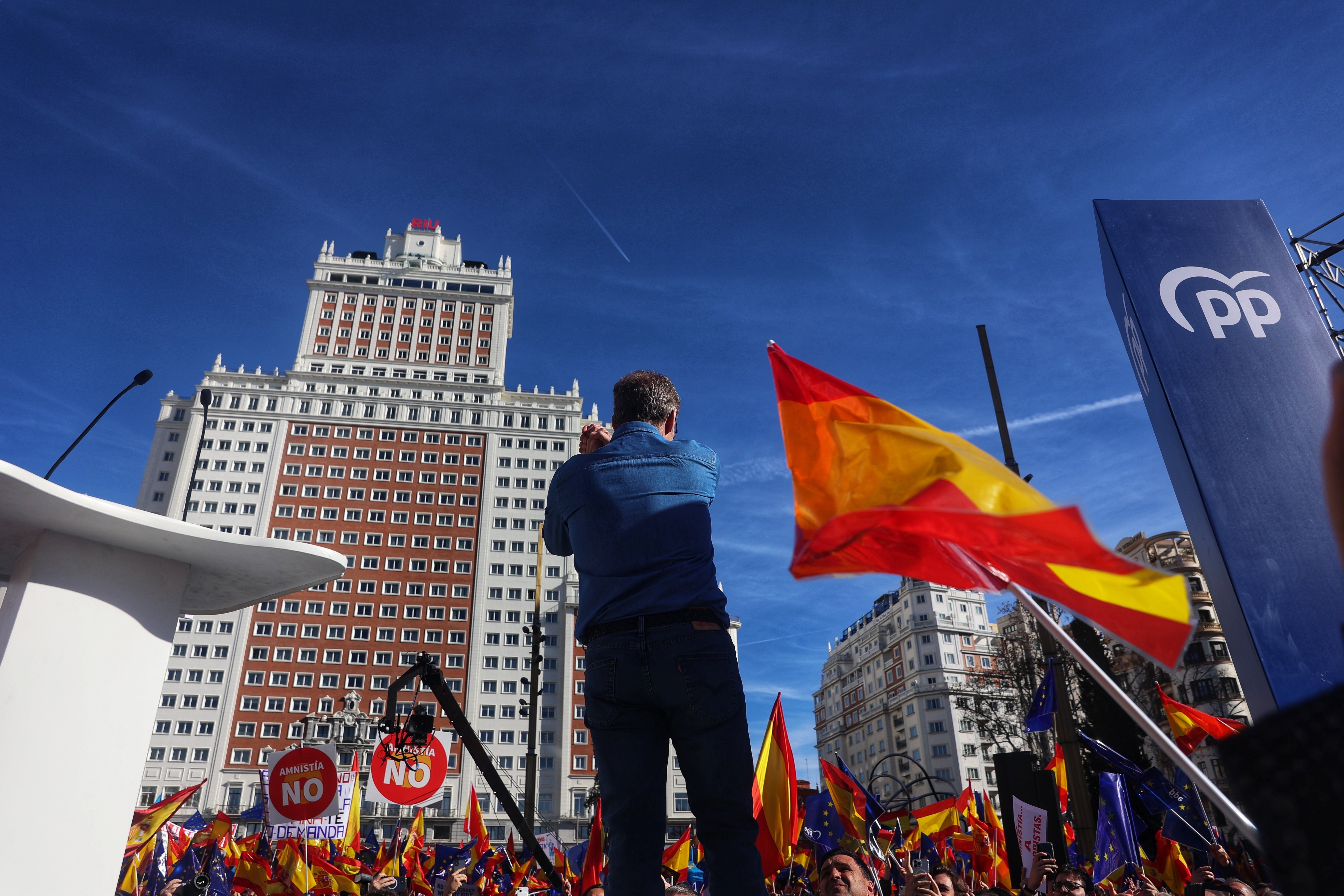 Feijóo llama con Rajoy a la "rebelión" contra PSOE y Junts entre elogios a García-Castellón