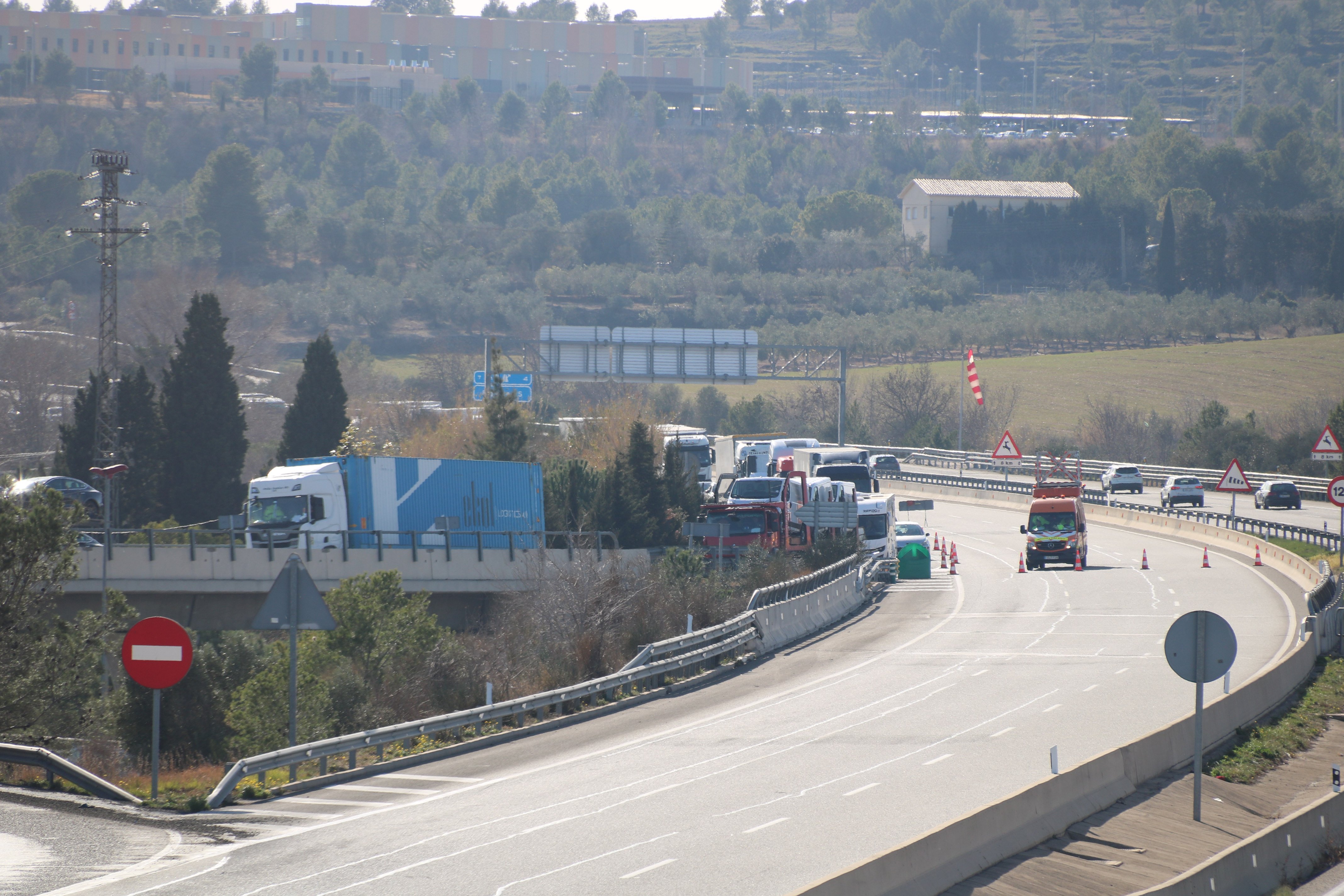 Los transportistas catalanes calculan pérdidas millonarias por los bloqueos de los agricultores franceses