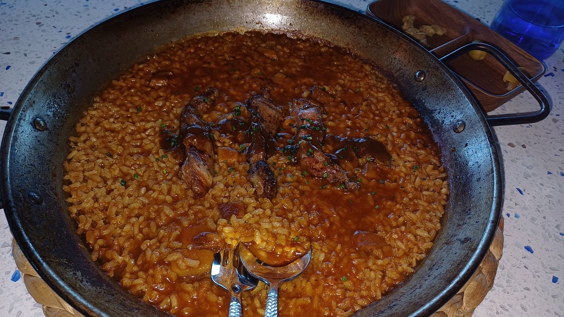 Un restaurante aéreo en Barcelona con vistas 360 grados de la ciudad y toques marítimos