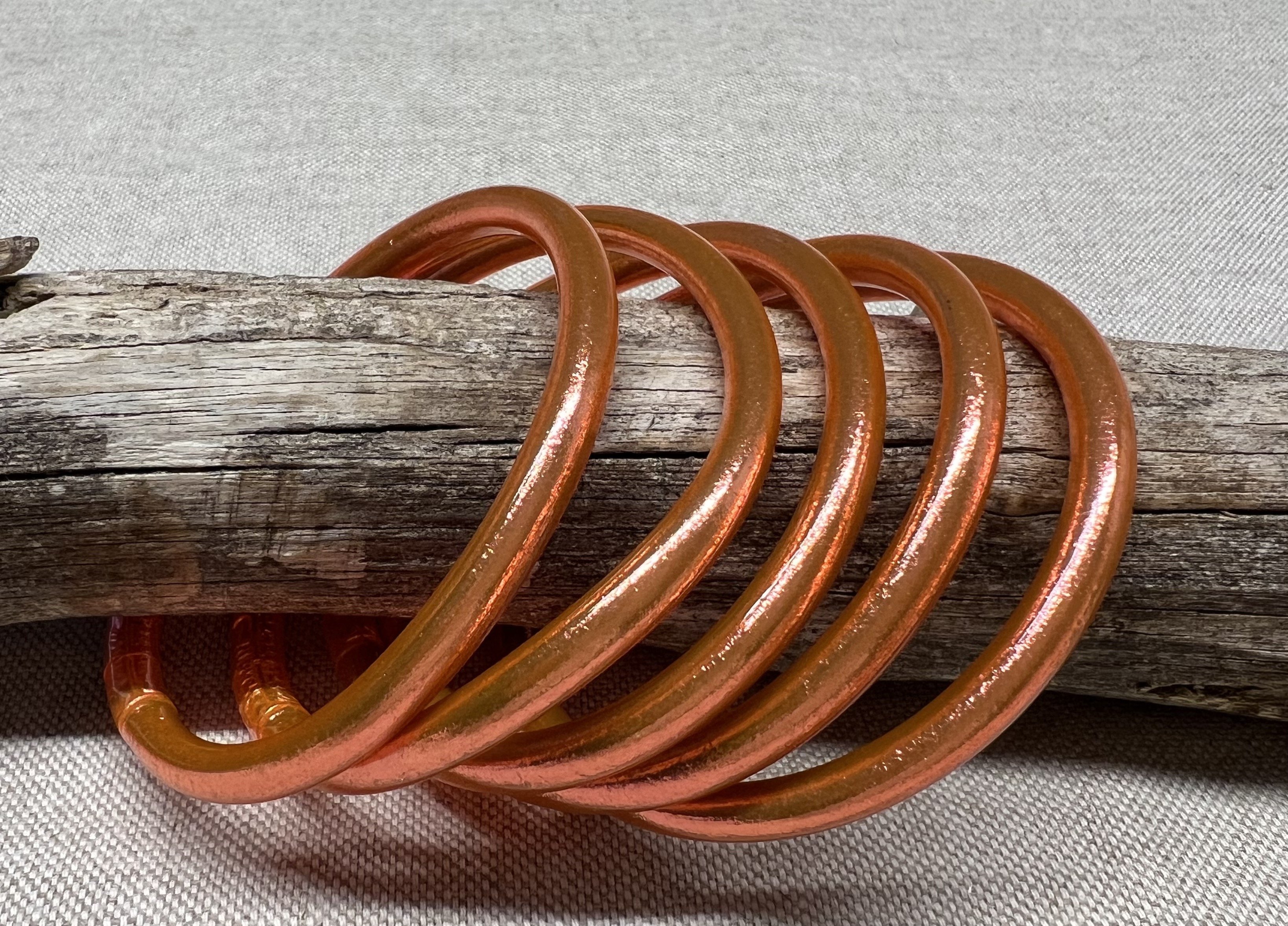 JewelsCentury21 presenta sus nuevos colores de pulseras pan de oro para este San Valentín