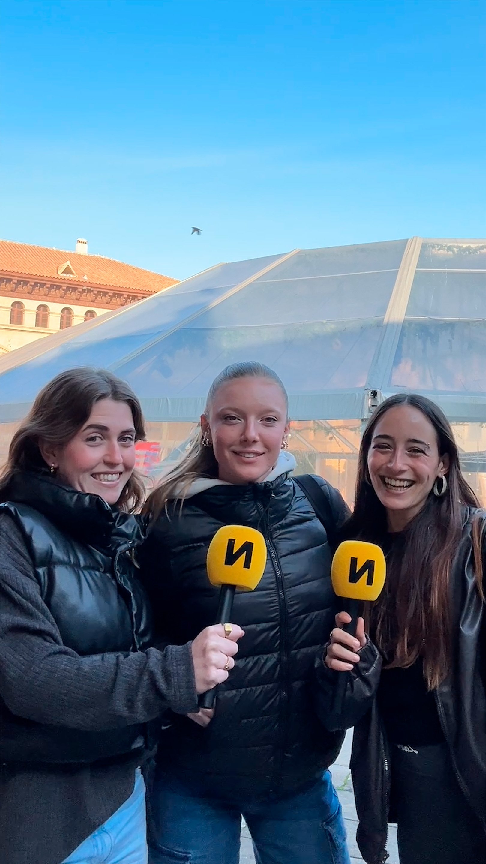 Can Putades tasta l'ambient del Barça Fest: "Sarandonga!"