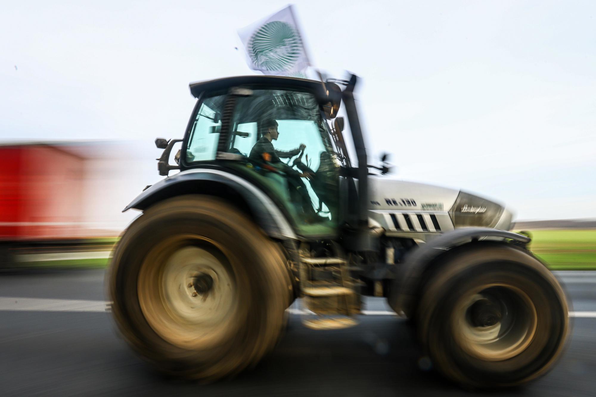 Paris, asediada: los agricultores bloquean las entradas después de pasar la noche en las carreteras