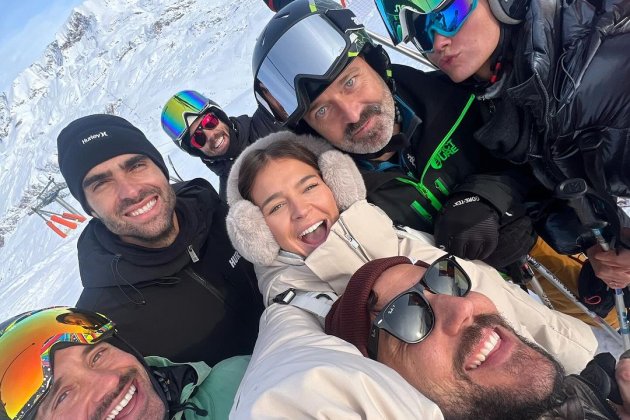 Laura Escanes i Juan Bentacourt esquiant amb amics / Instagram