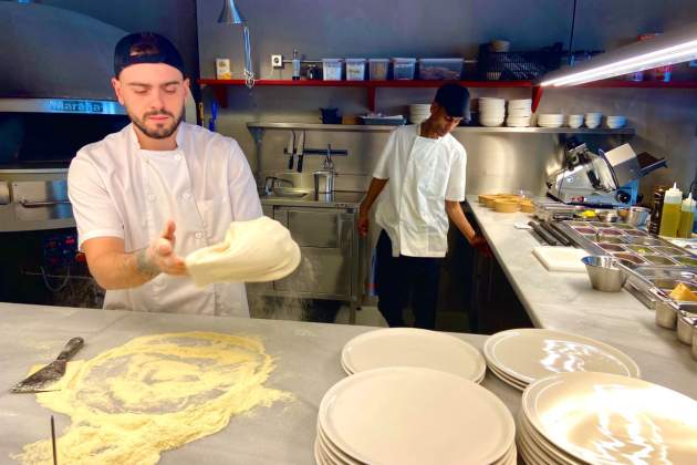 La cocina abierta del Parking Pizza es un espectáculo de auténtica tradición italiana