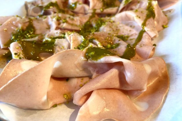 Auténtica mortadela italiana con salsa de pistachos, un embutido que deja sin palabras / Foto: Oriol Foix Auténtica mortadela italiana con salsa de pistachos, un embutido que deja sin palabras / Foto: Oriol Foix