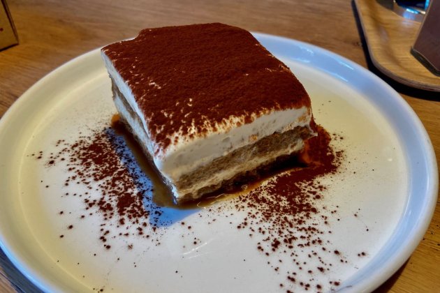 El tiramisú de Parking Pizza es una delicia absoluta, con la cremosidad y el sabor perfectos hechos de forma casera en el restaurante / Foto: Oriol Foix