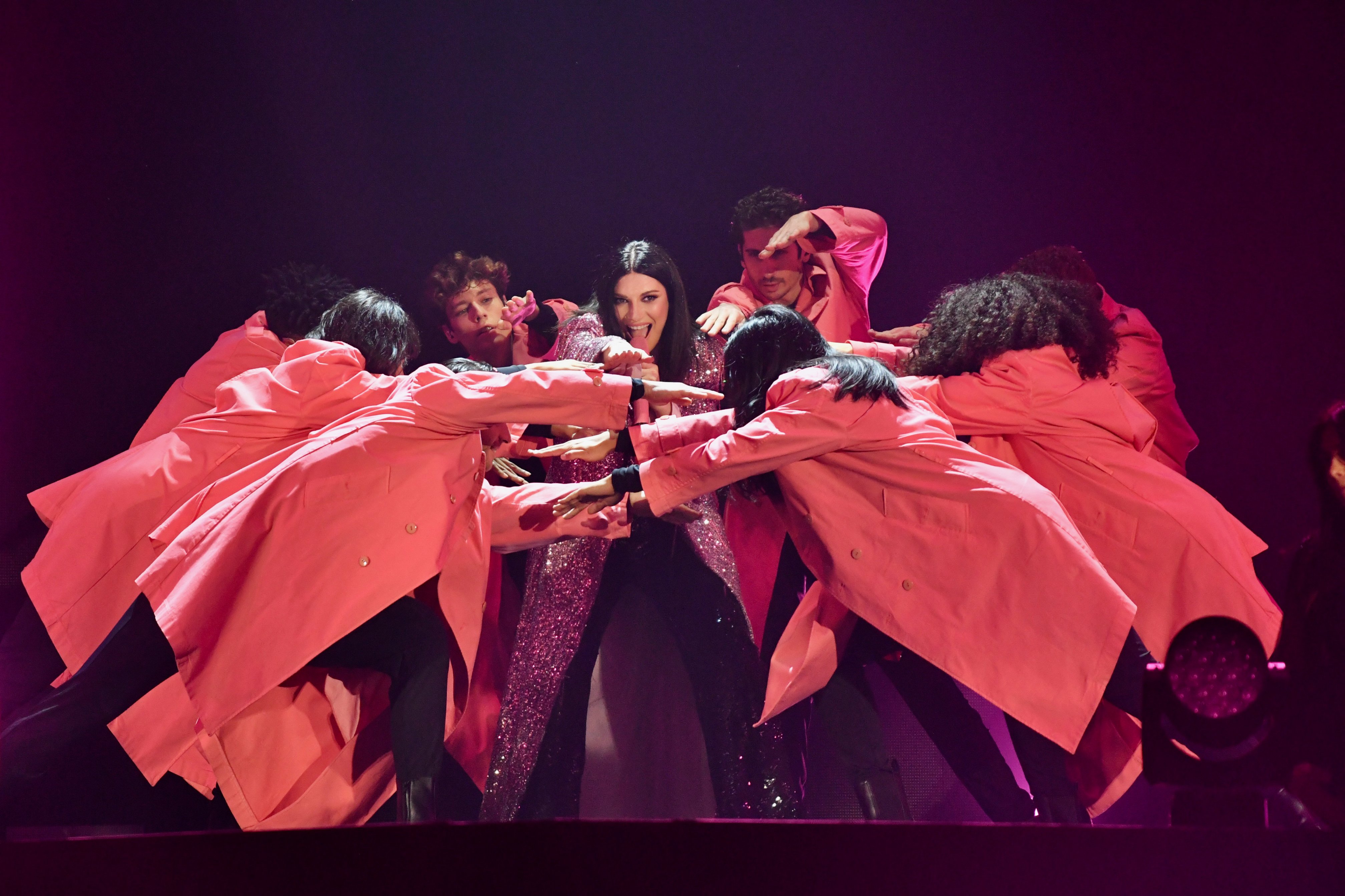 Barcelona abraza a Laura Pausini: amor concentrado en tres horas de concierto