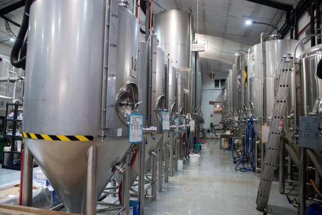 Tancs de cervesa en una fàbrica / Europa Press