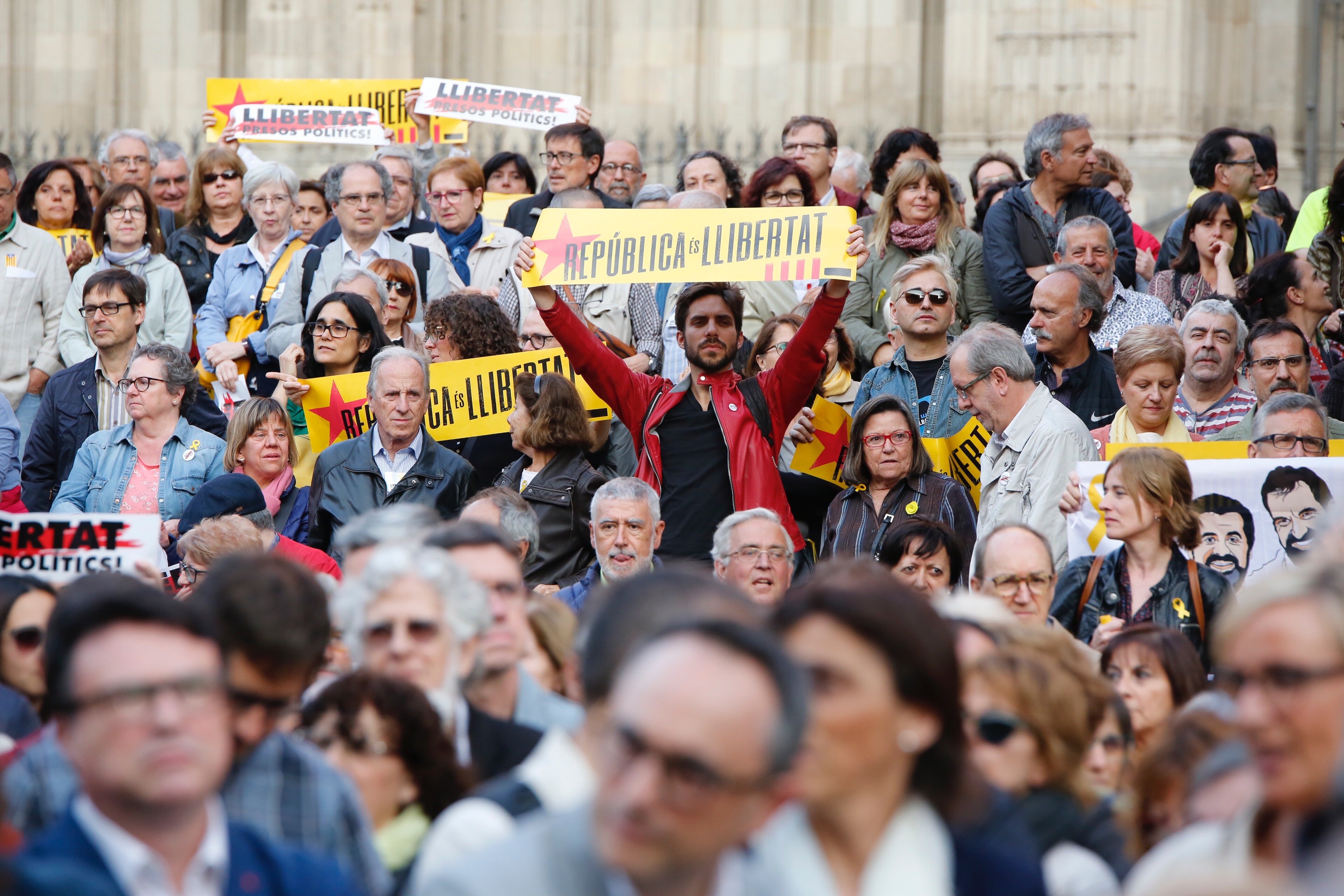 Miles de personas en todo Catalunya piden la libertad para los presos