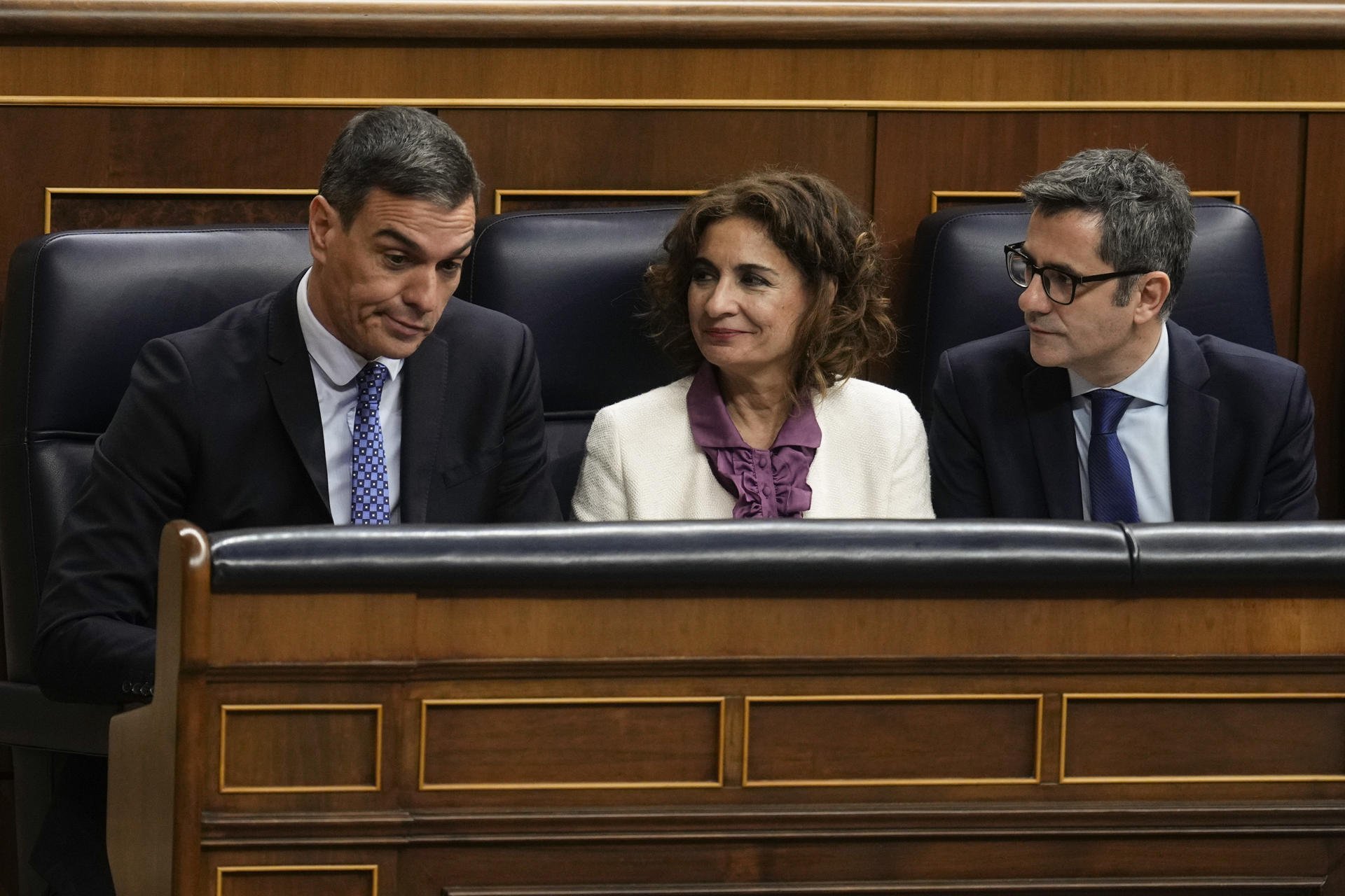 Bolaños y Montero animan a Pedro Sánchez a continuar al frente del Gobierno