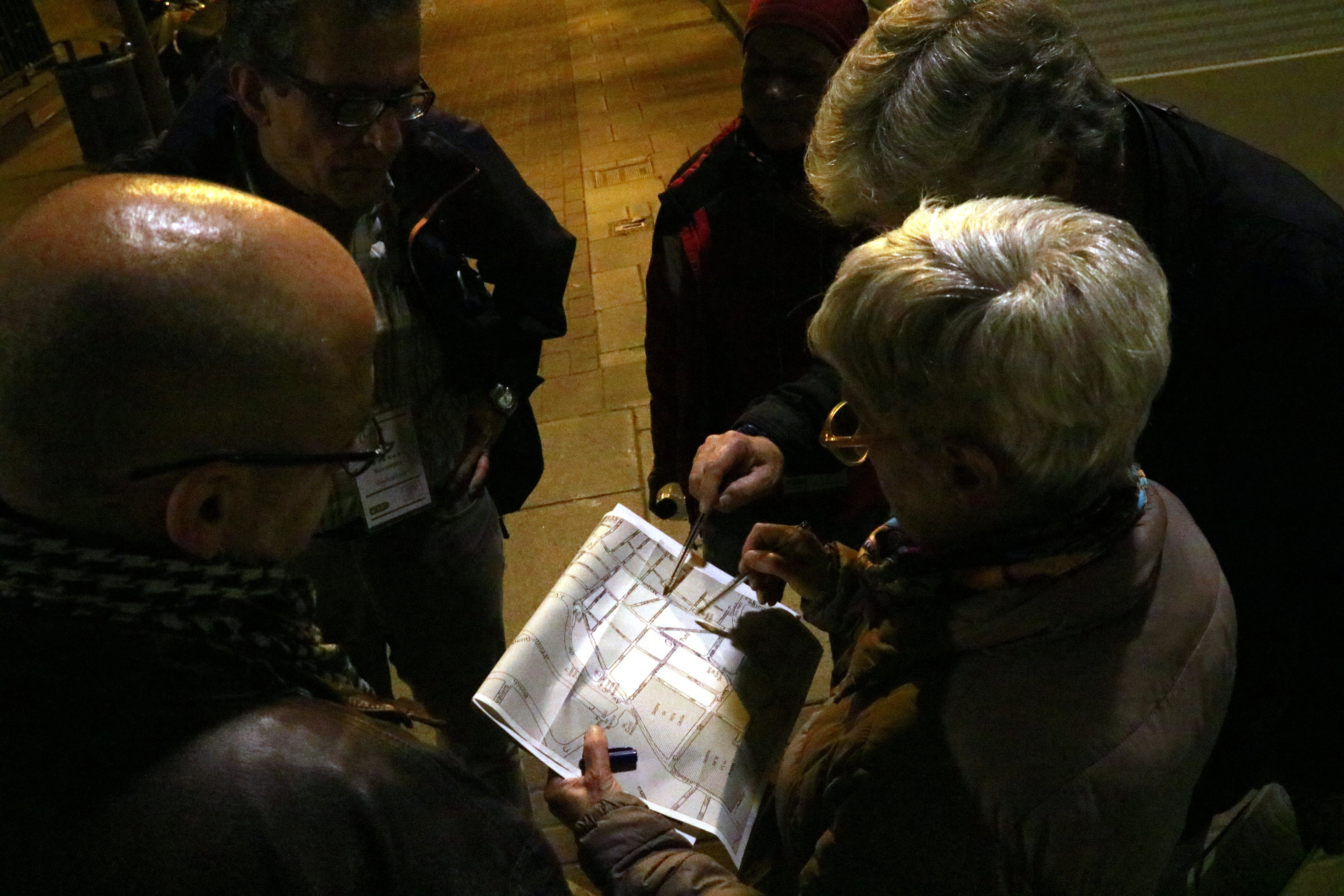 Un miler de voluntaris passen tota una nit fent recompte dels sense llar a Barcelona