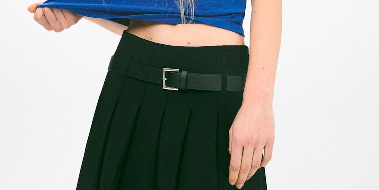 Nuestra apuesta en Bershka es la falda midi con tablas y cinturón de 29,99 euros