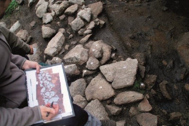 Documentació d’un mur a l’Abric de les Obagues de Ratera (Espot). Grup Arq Alta Muntanya