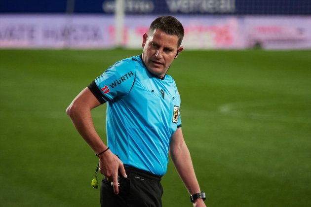 El árbitro Jorge Figueroa Vázquez dirigiendo un partido de LaLiga EA Sports / Foto: Europa Press El árbitro Jorge Figueroa Vázquez dirigiendo un partido de LaLiga EA Sports / Foto: Europa Press
