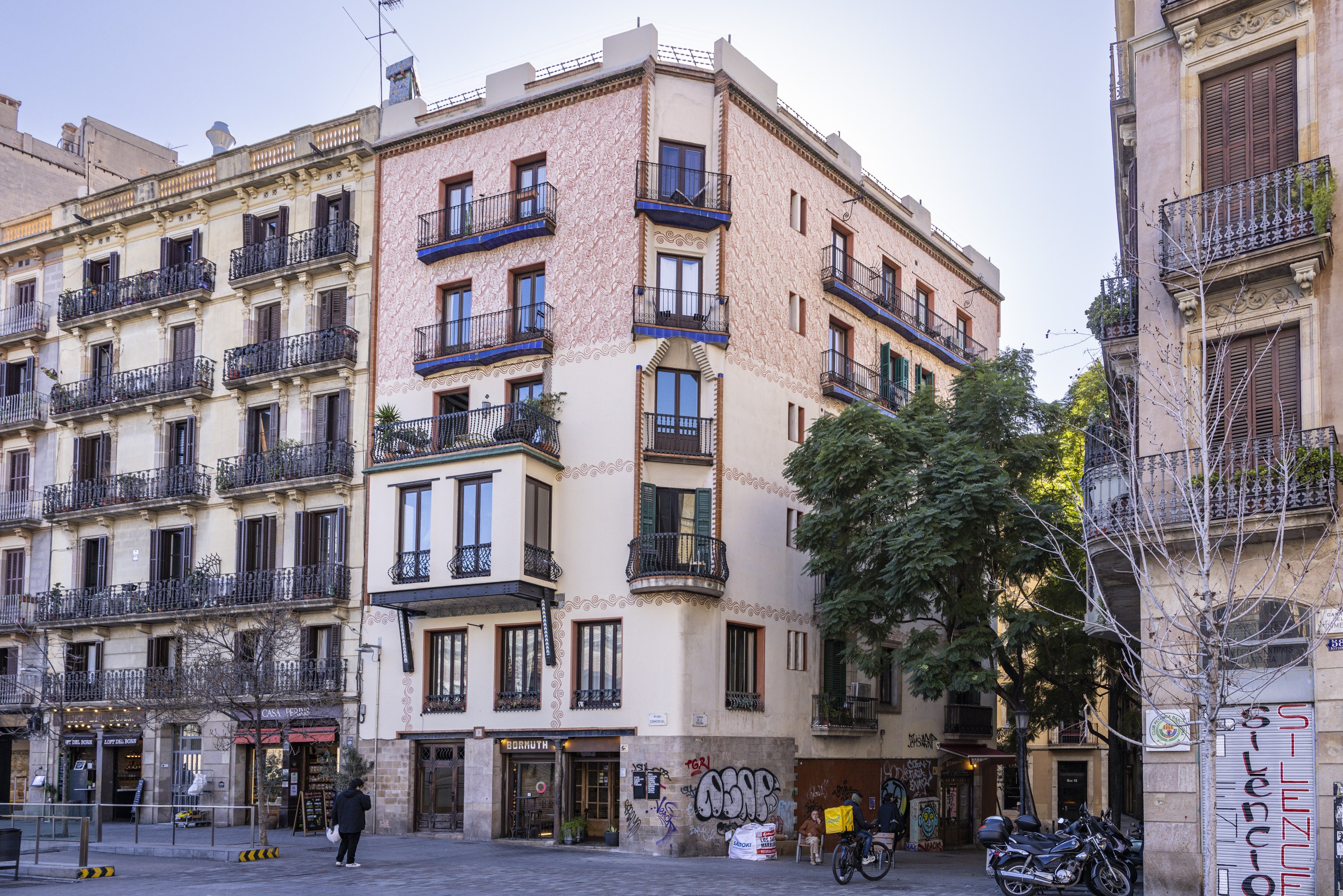 Tatuajes urbanos, delirio de esgrafiados en los edificios de Barcelona