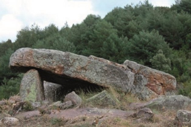 dolmen cabaneta pirineu Aigues tortes grup arq alta muntanya
