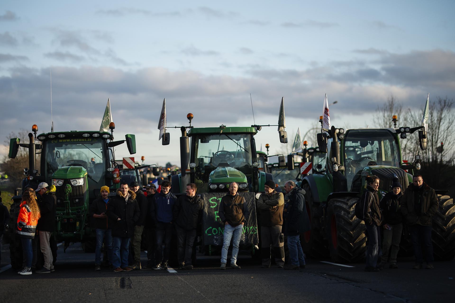 Crece la tensión en Francia: primeras detenciones de agricultores por cruzar la "línea roja"