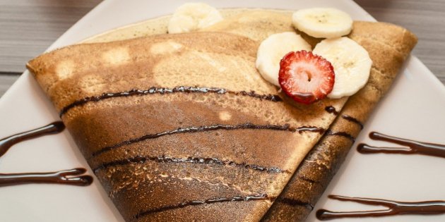 La crep de xocolata amb fruita és un dels dolços més exquisits que et pots trobar en una carta de postres La crep de xocolata amb fruita és un dels dolços més exquisits que et pots trobar en una carta de postres