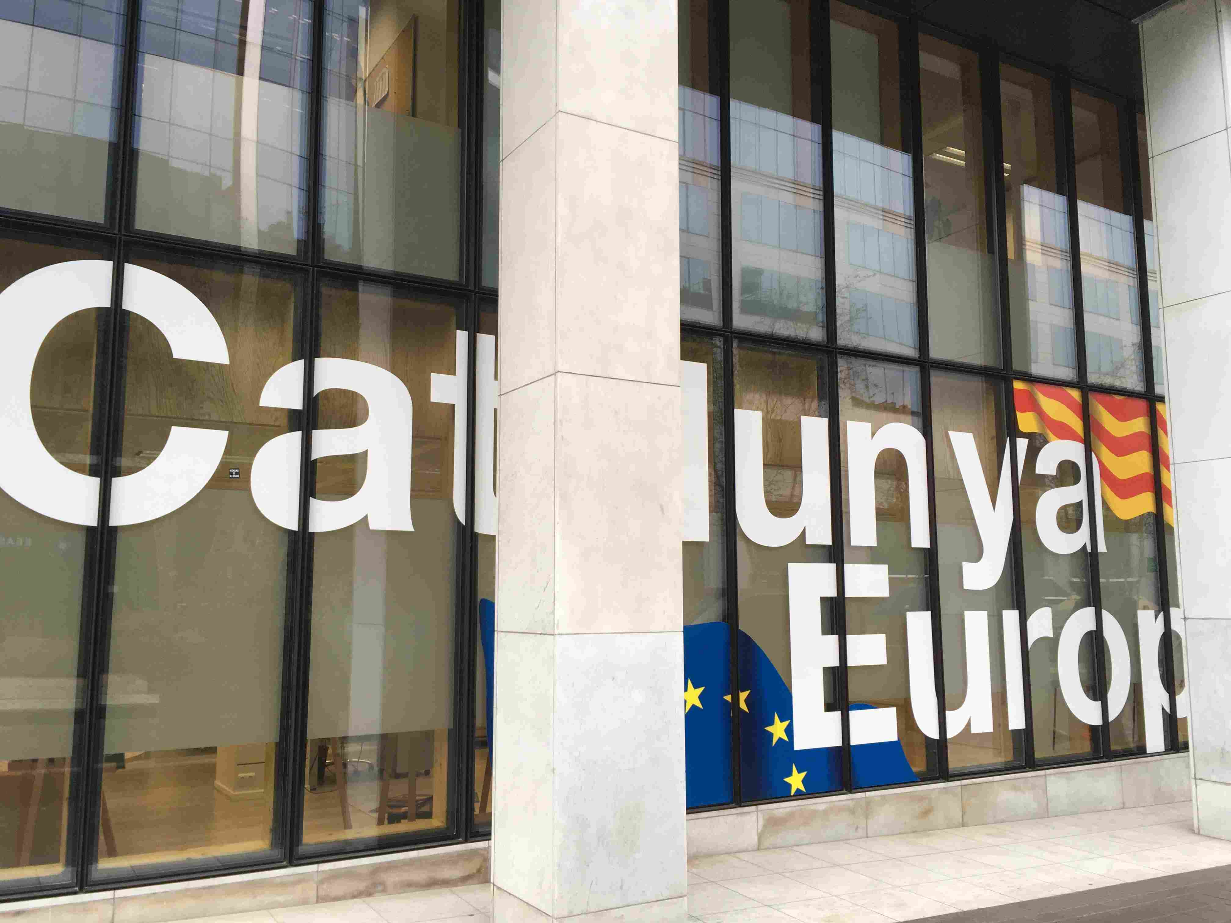 Madrid cierra la delegación del Govern en Bruselas para cerrar el paso a Puigdemont