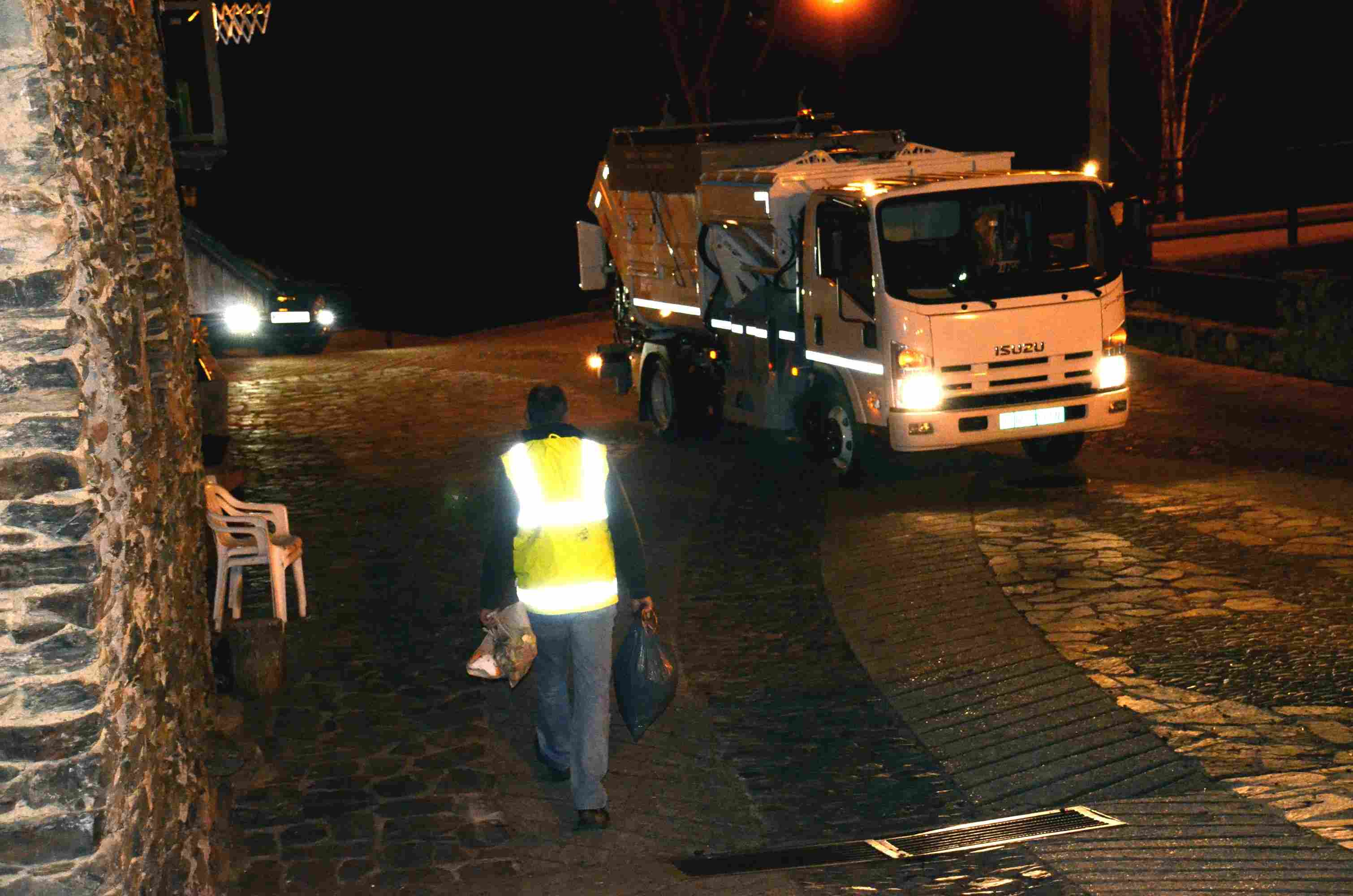 Un hombre se salva de morir triturado dentro de un camión de basura en Sabadell