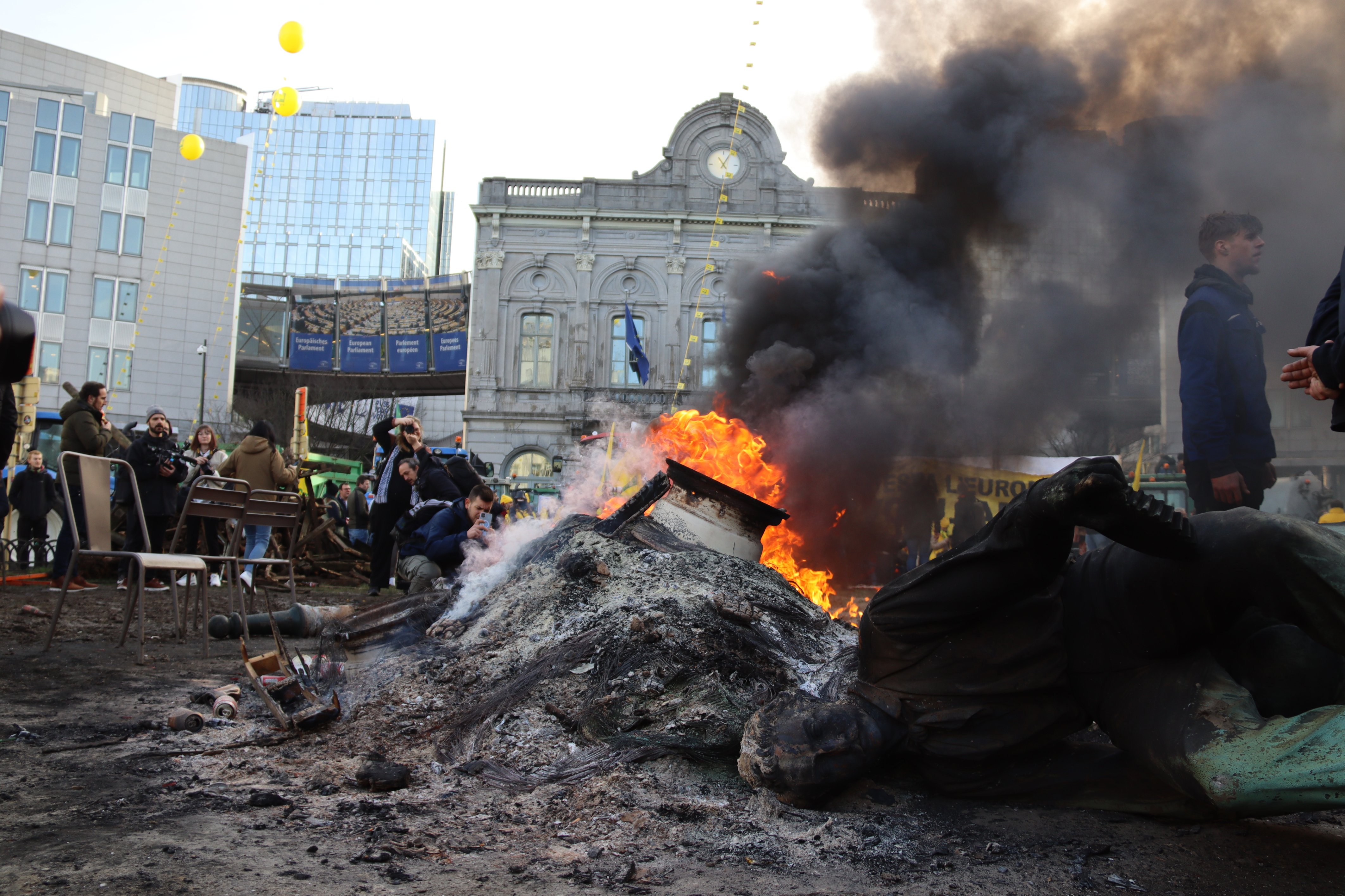 Miles de tractores colapsan Bruselas: neumáticos quemados y una estatua derribada