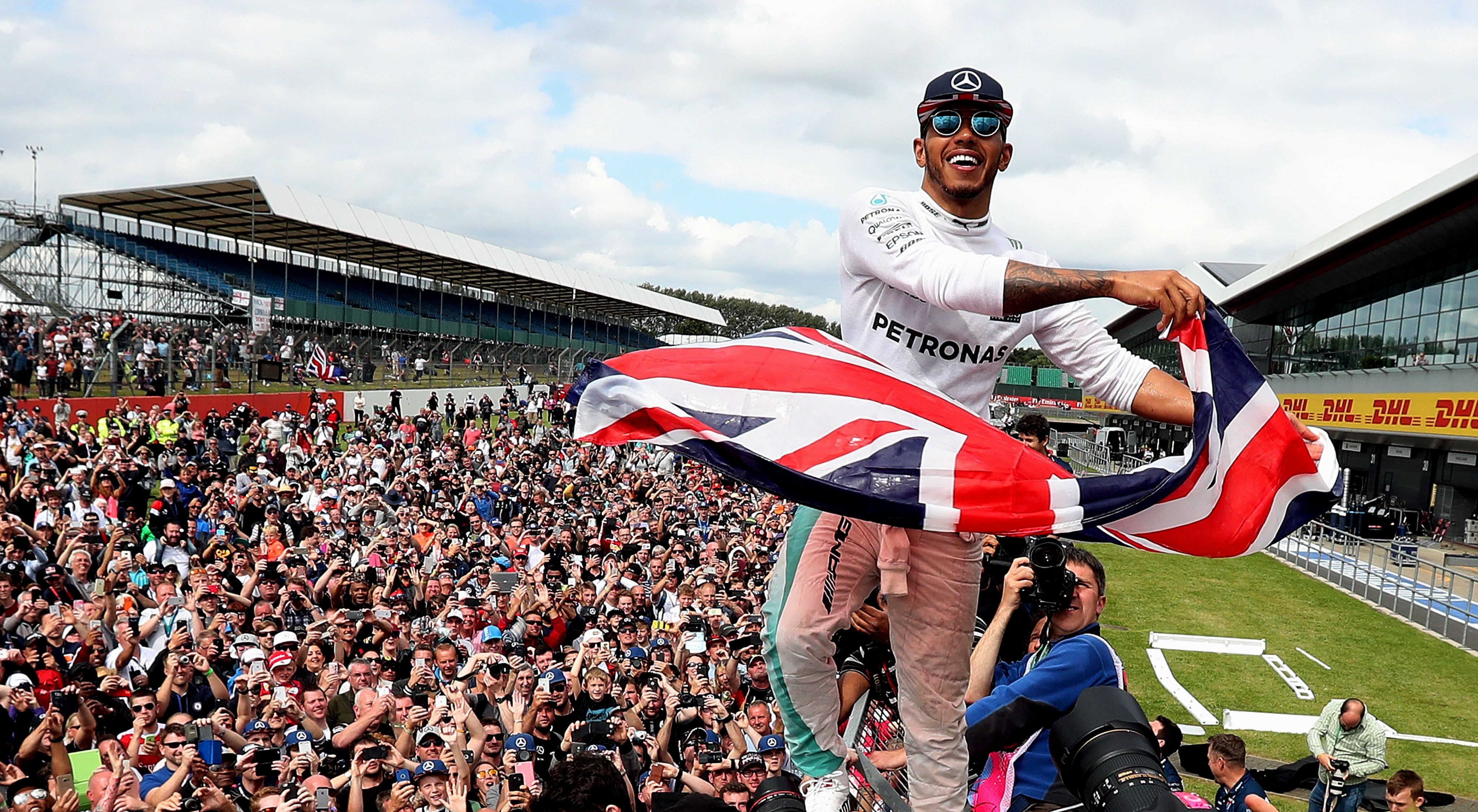 Lewis Hamilton bandera / Foto: Europa Press