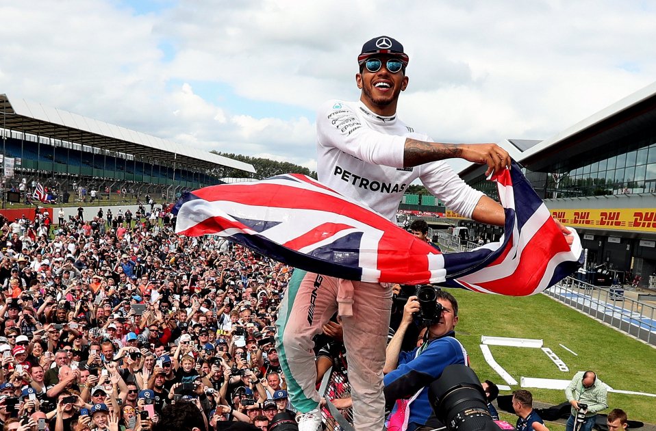 Lewis Hamilton bandera / Foto: Europa Press