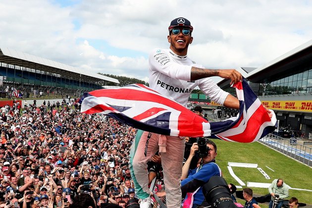 Lewis Hamilton bandera / Foto: Europa Press