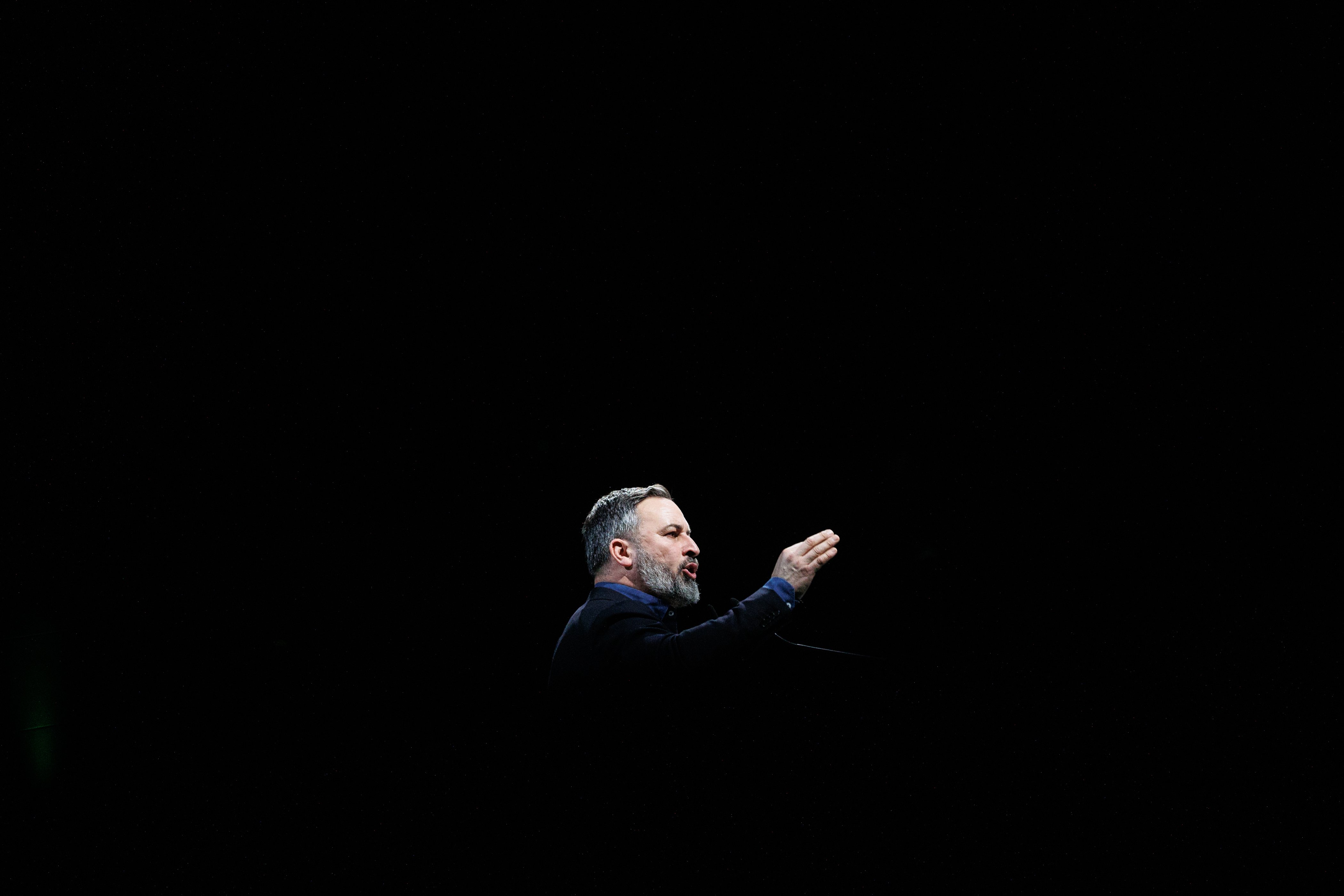 Abascal blinda su liderazgo mientras se multiplican los motines internos en Vox