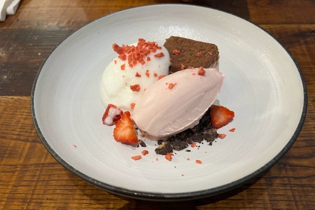 Financier de chocolate, helado de fresa y espuma de gin-tonic