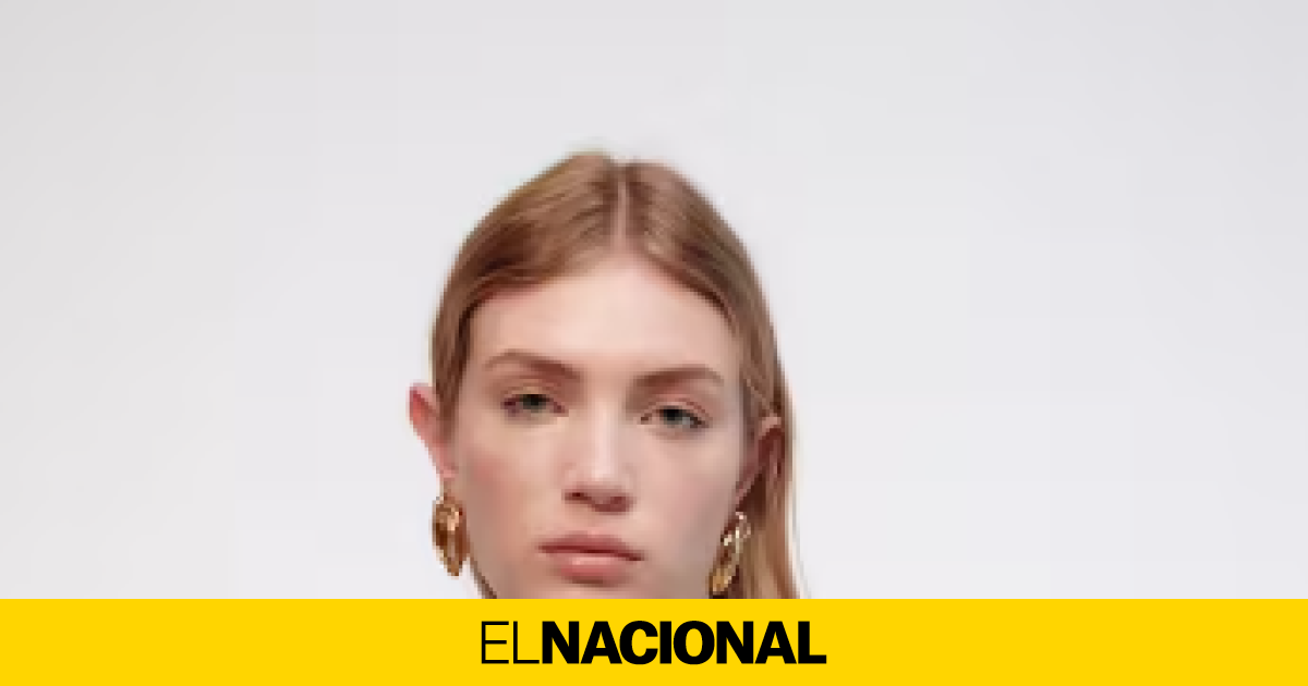 blusa blanca con flores negras