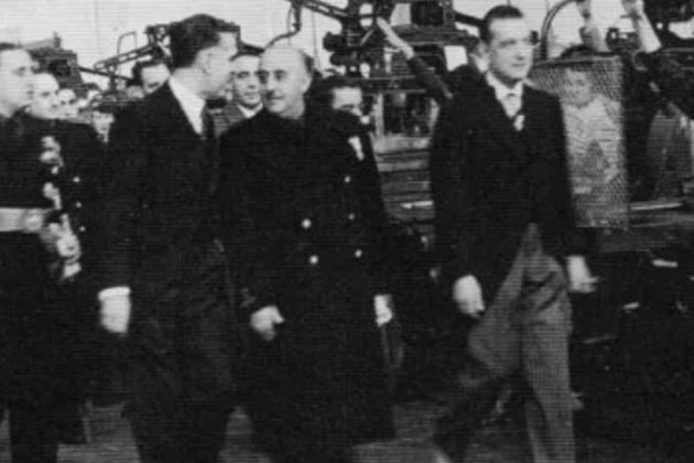 Visita de Franco a Sabadell (1942). Franco i l'industrial Gorina en primer terme, i Marcet al darrera. Font Arxiu Historic de Sabadell