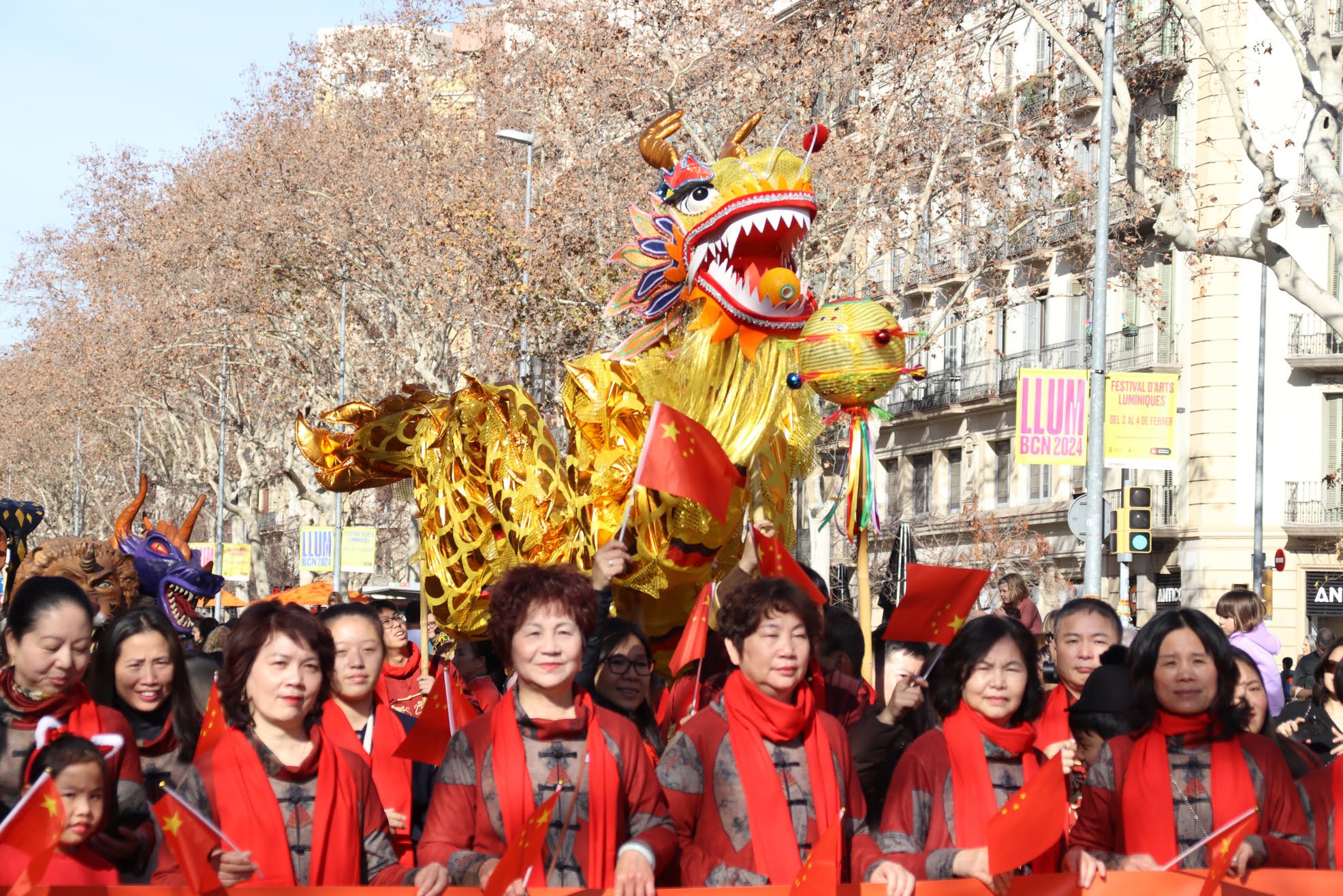 Barcelona dona la benvinguda a l'any nou xinès amb una gran festa a l'Arc de Triomf