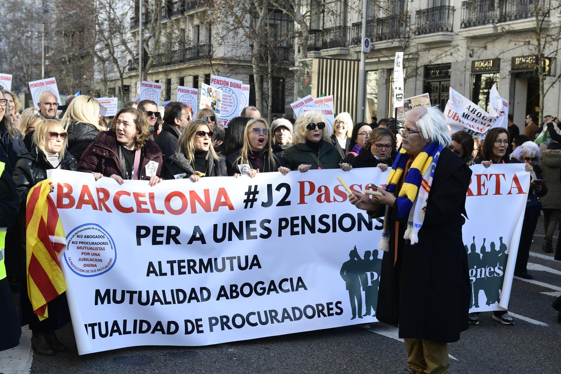Milers d'advocats i procuradors es manifesten per reclamar un traspàs al règim general de pensions
