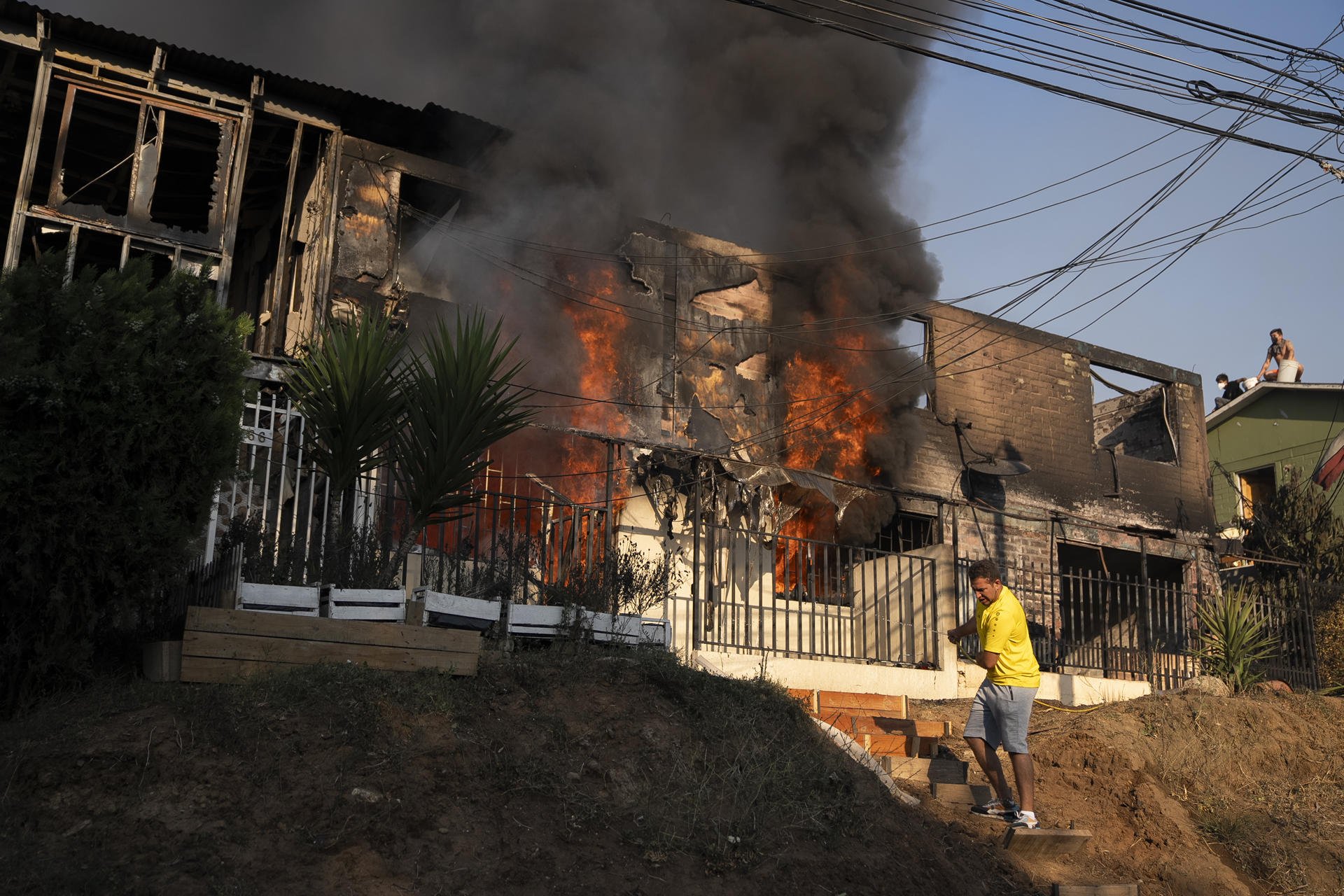 Almenys 19 morts en diversos incendis simultanis al cor de Xile: el foc continua sense control
