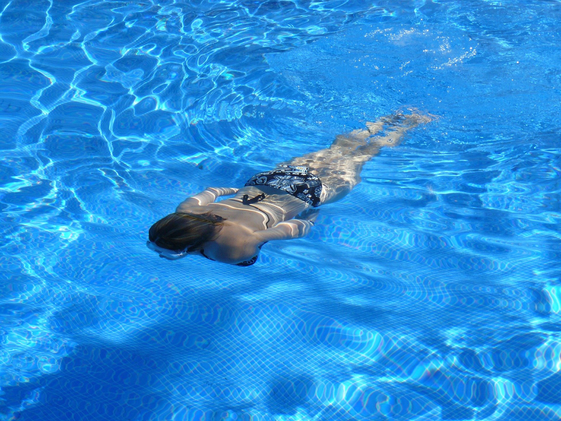 Otro referéndum polémico: ¿se puede hacer topless en la piscina municipal?