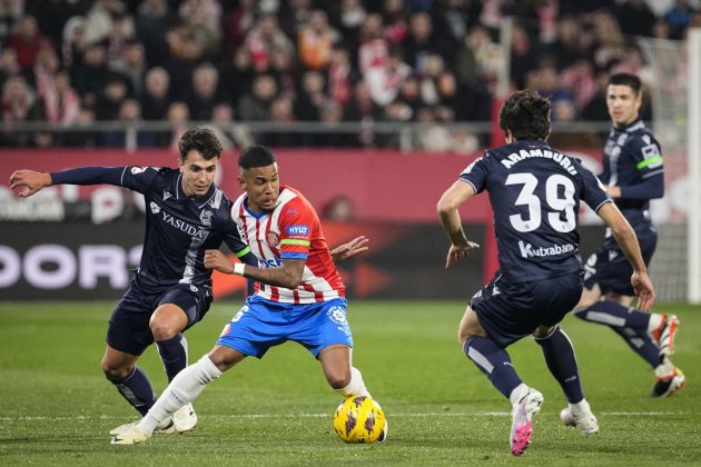 Savinho regate Martín Zubimendi Girona Real Sociedad / Foto: EFE