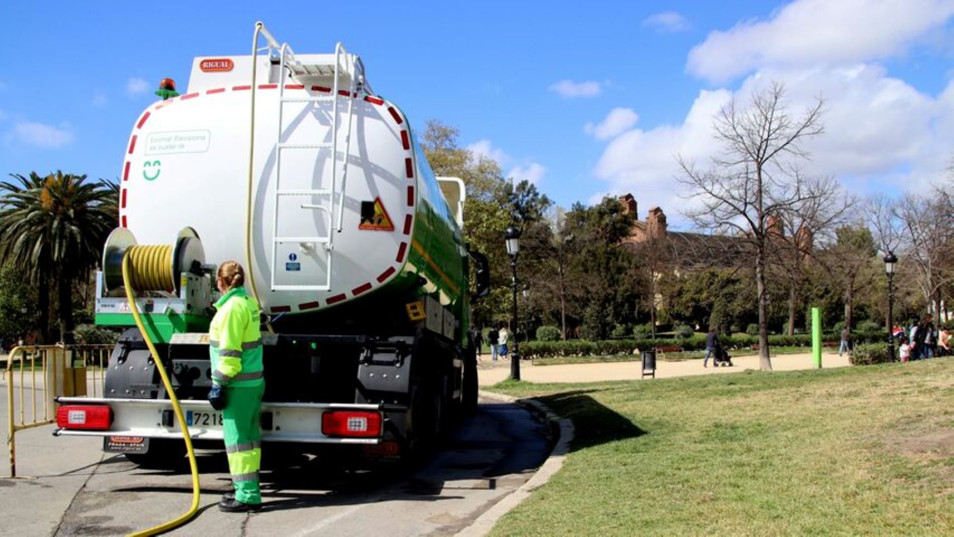 Injecció de 14,4 milions per accelerar les millores en la xarxa freàtica de Barcelona per reg i neteja