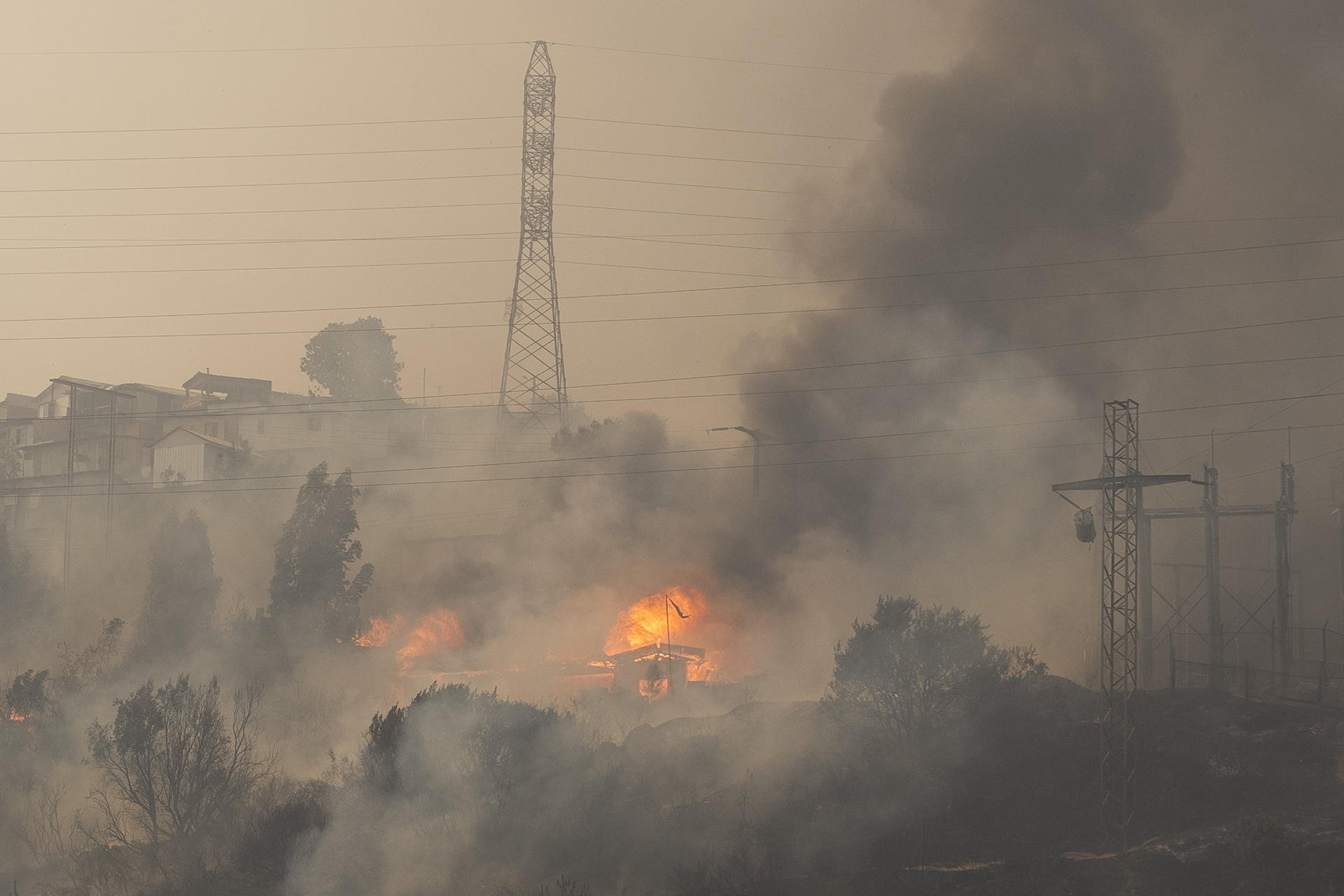 Suben a 112 los muertos por los incendios en Chile, que podrían ser intencionados