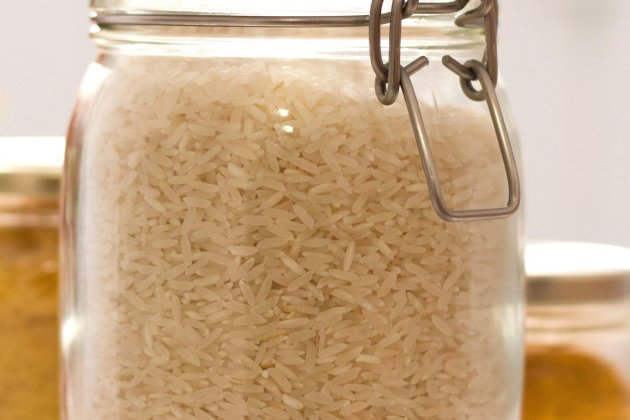 Bote de arroz blanco