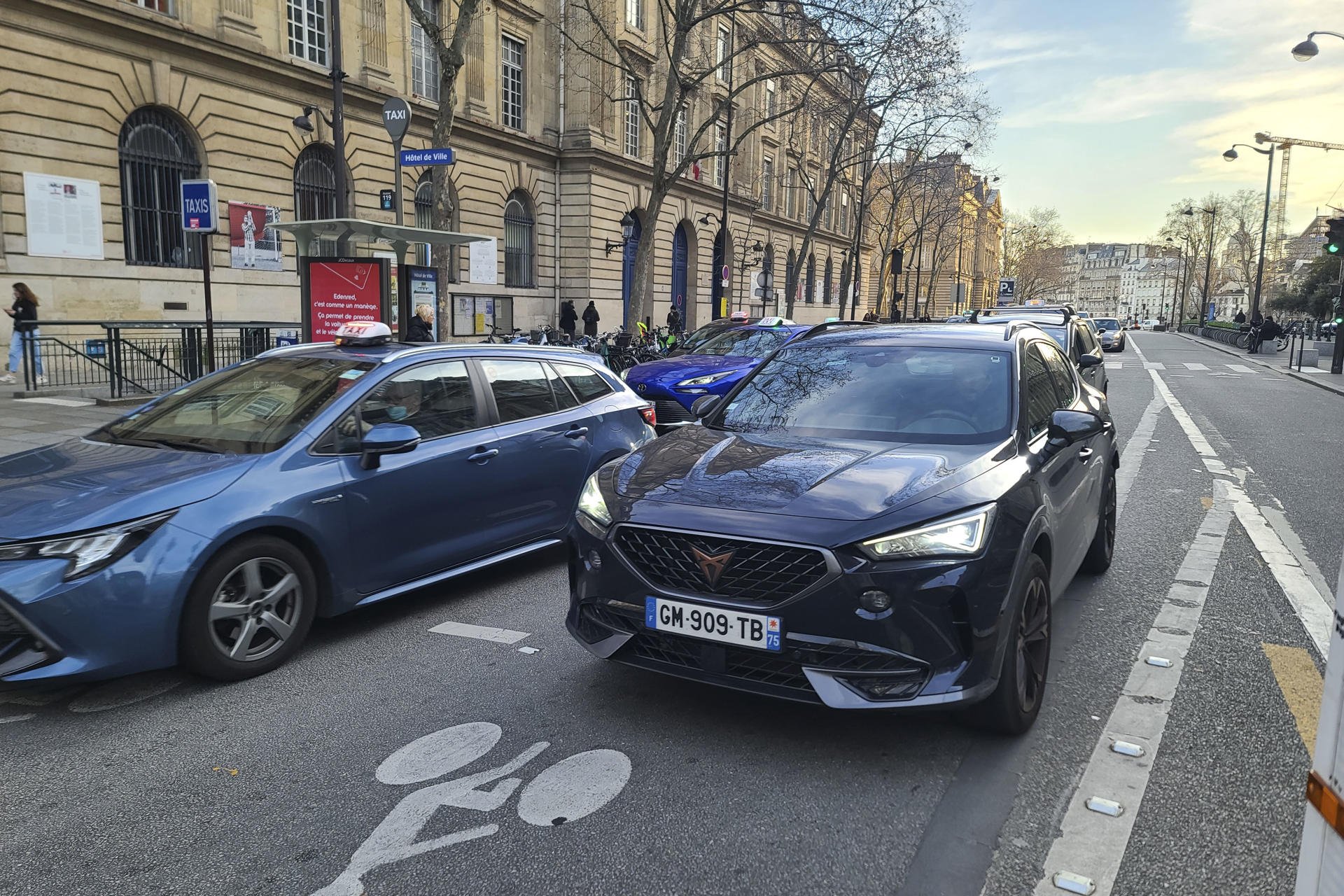 Els parisencs voten a favor d'encarir l'aparcament dels SUV