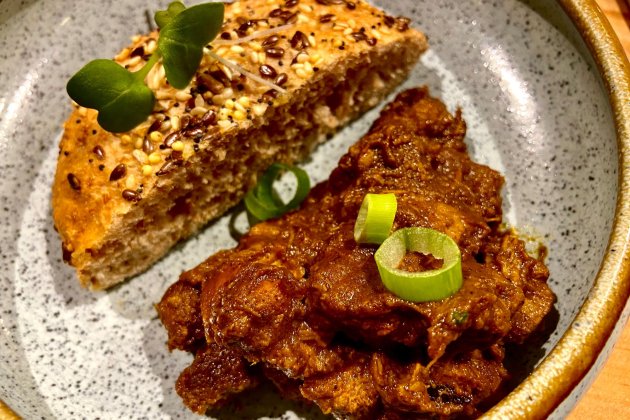 Además de platos de costa también sirven recetas indias de canr más tradicionales Además de platos de costa también sirven recetas indias de canr más tradicionales