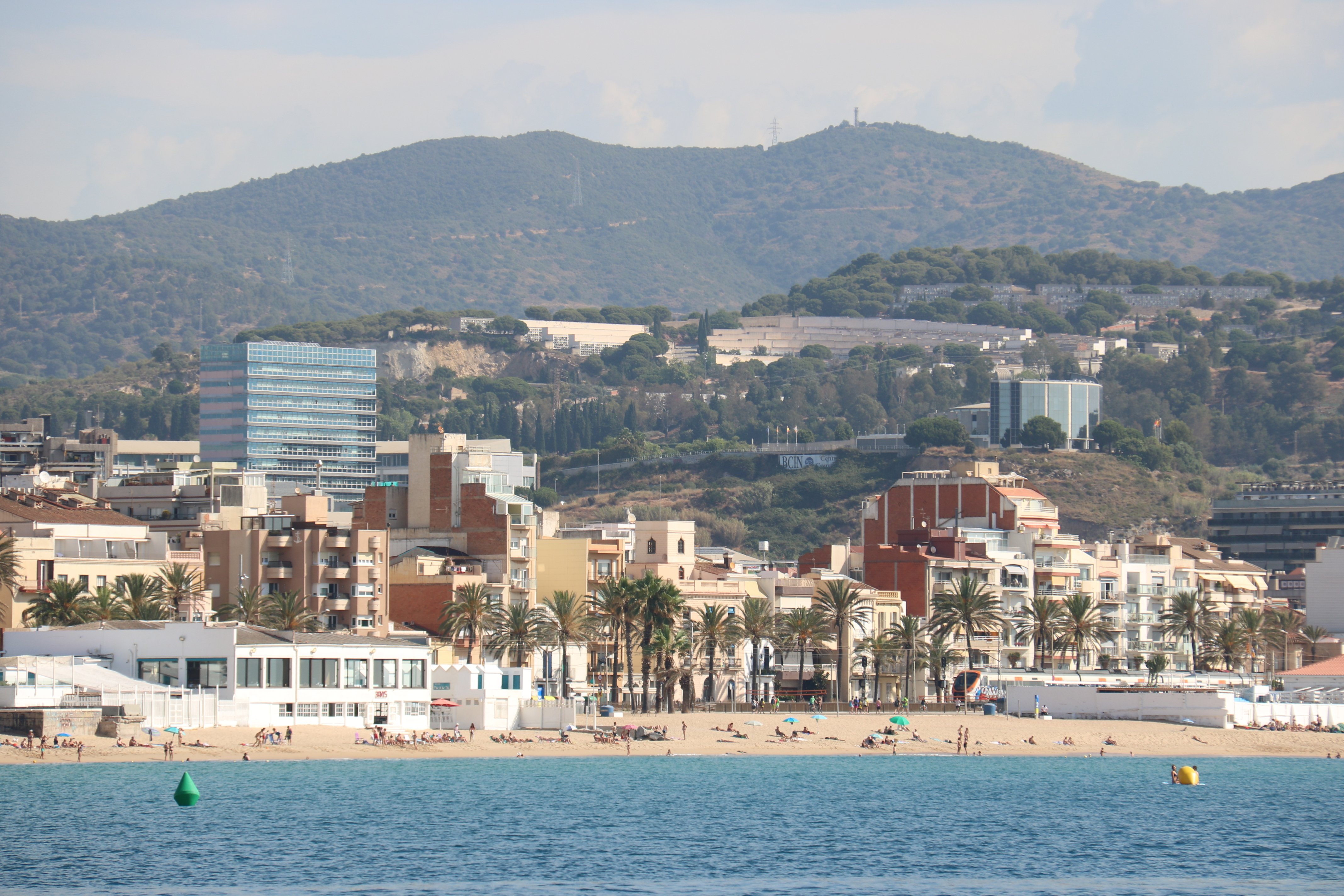 Badalona suspèn l'atorgament de llicències de pisos turístics per evitar l'efecte crida de Barcelona