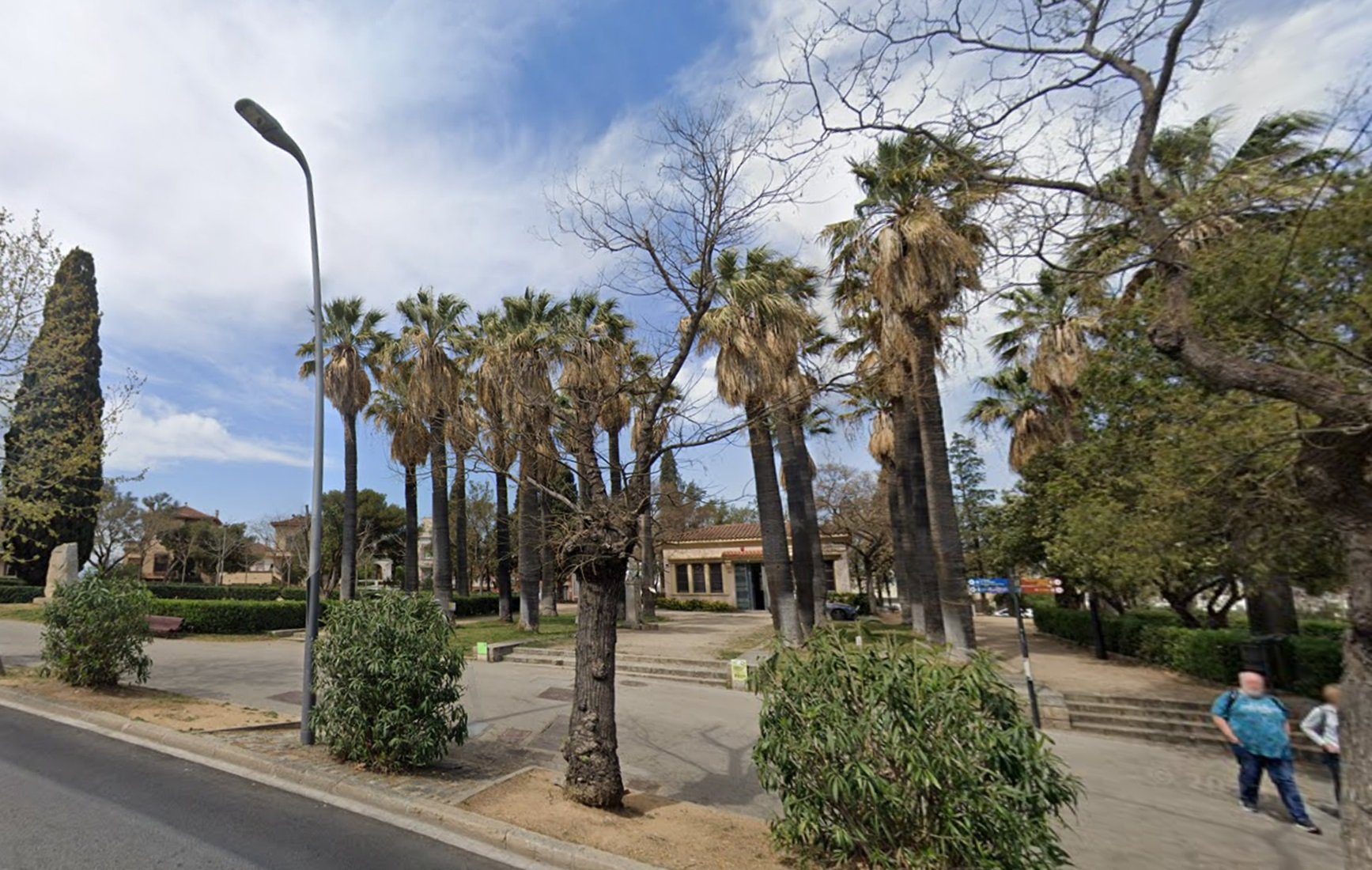 Plan de choque antibotellón: reubican bancos de enfrente el Poble Espanyol